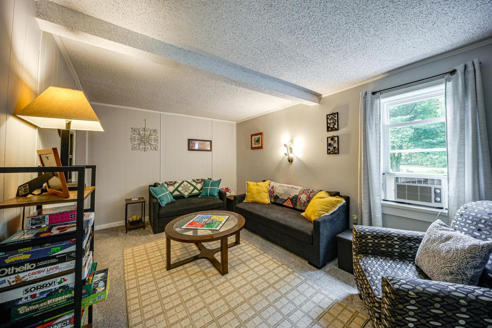 15 Mi to Penn State Hideaway with Fire Pit!