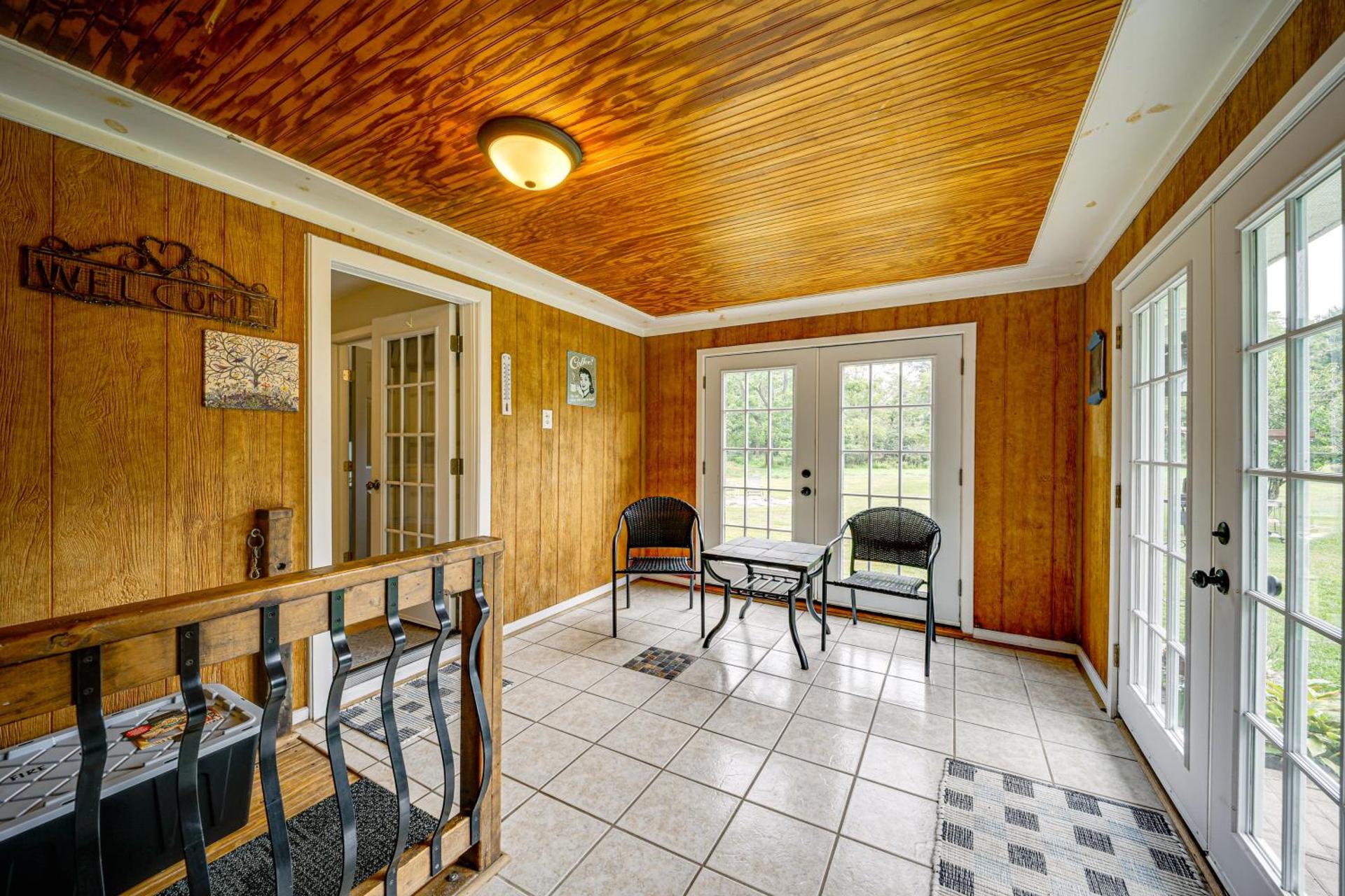 15 Mi to Penn State Hideaway with Fire Pit!