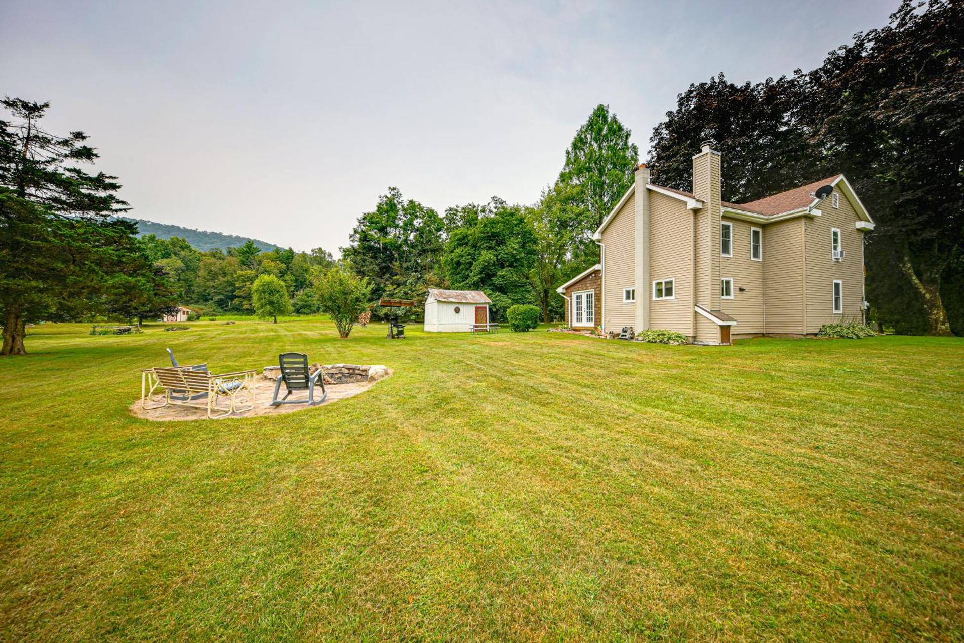 15 Mi to Penn State Hideaway with Fire Pit!