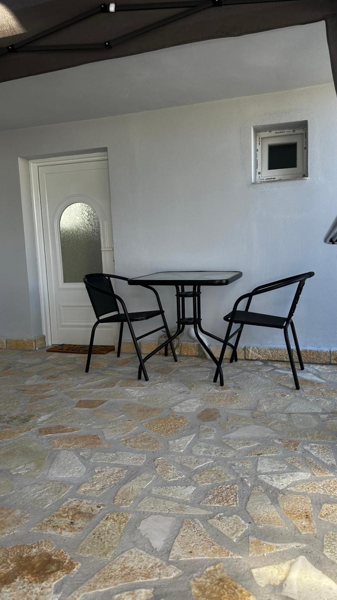 Steven Eleonas apartments