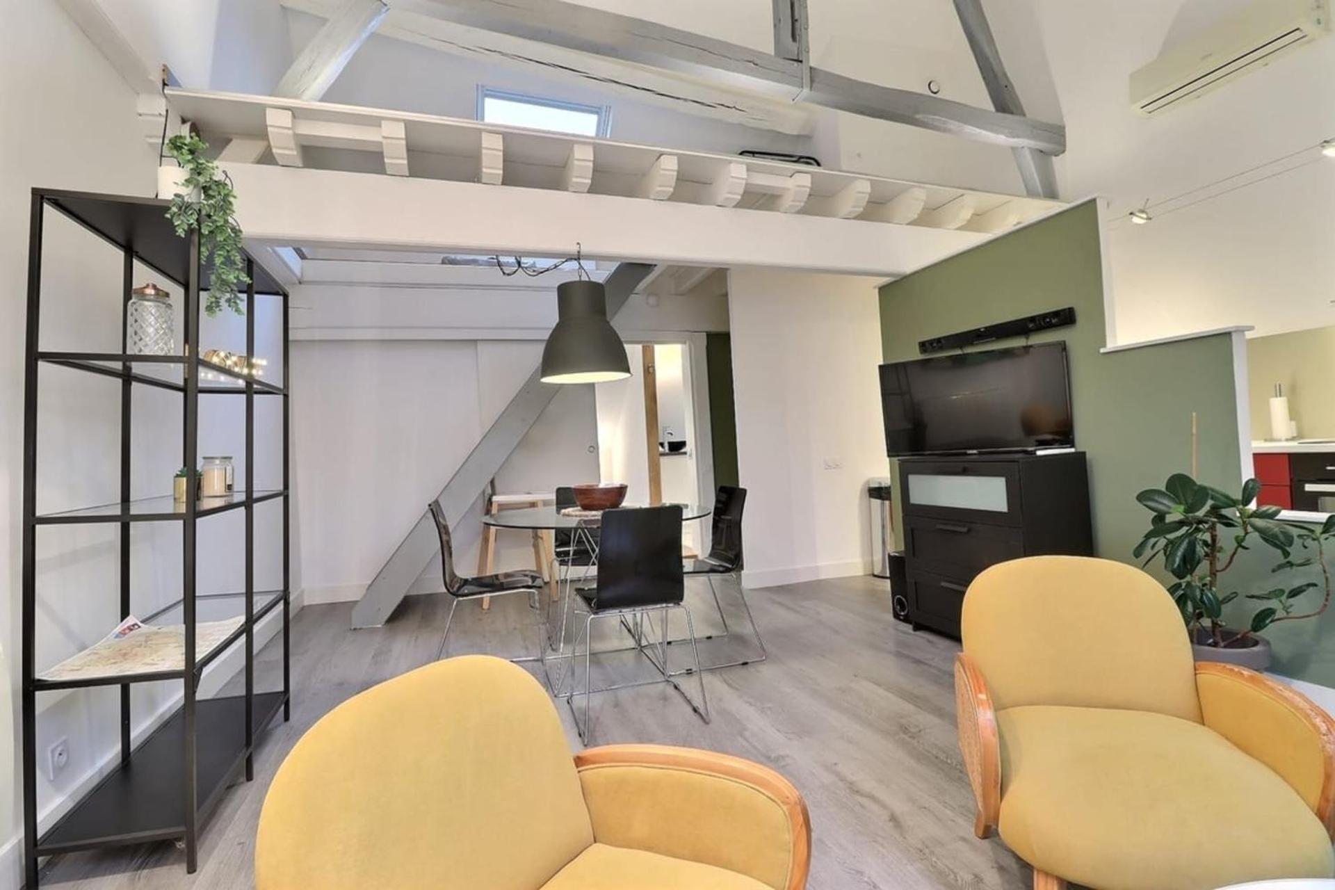 The Loft Under the Roofs - Near the Train Station