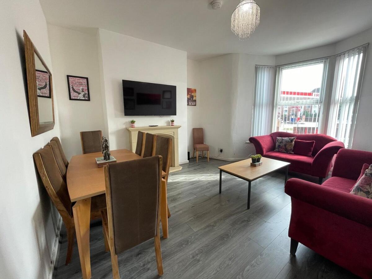 The LFC Red House - Spacious House With 5 Bedrooms, 2 Bathrooms, Street Parking And 1 Minute From The Stadium