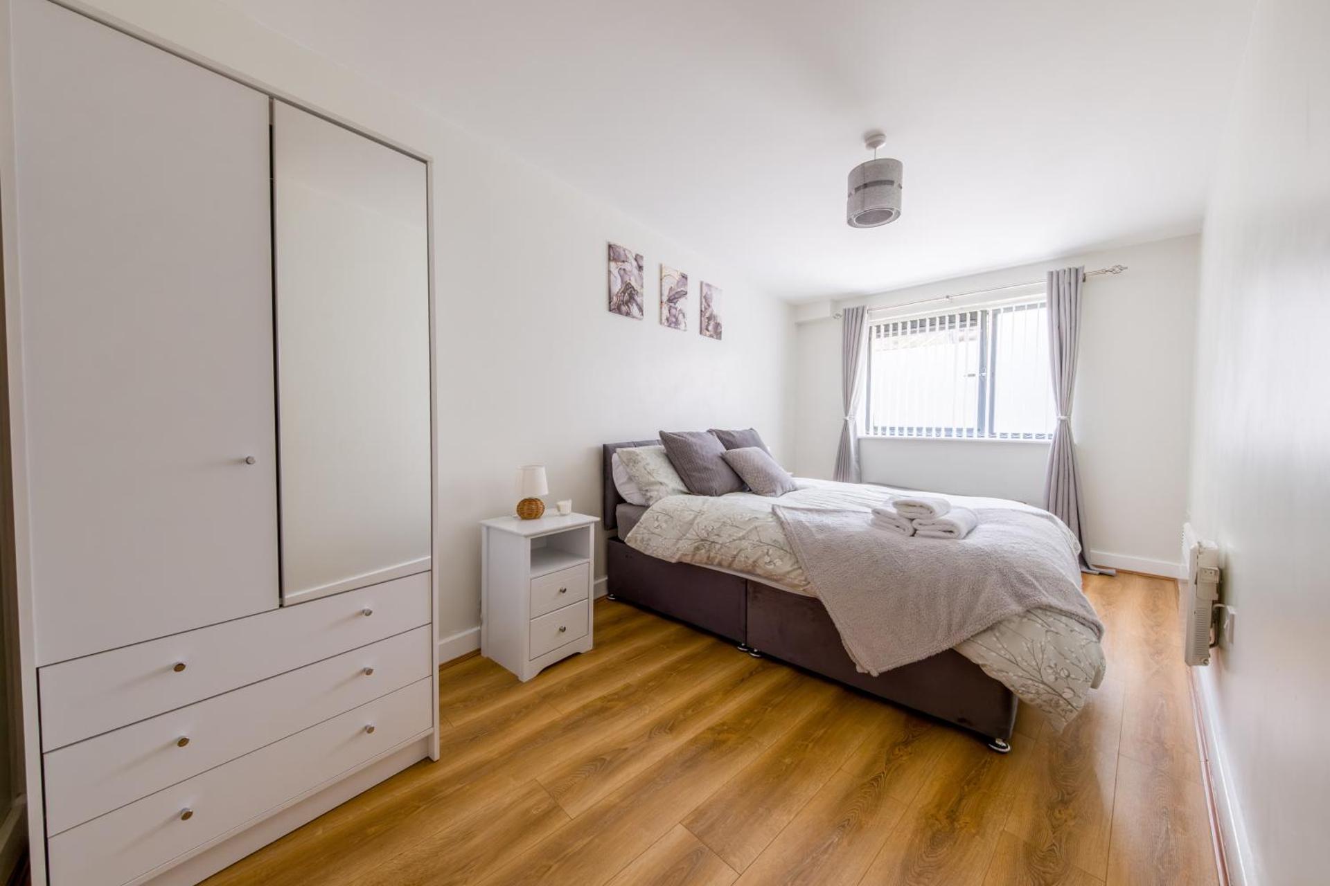 City Apartment-10min to Train st