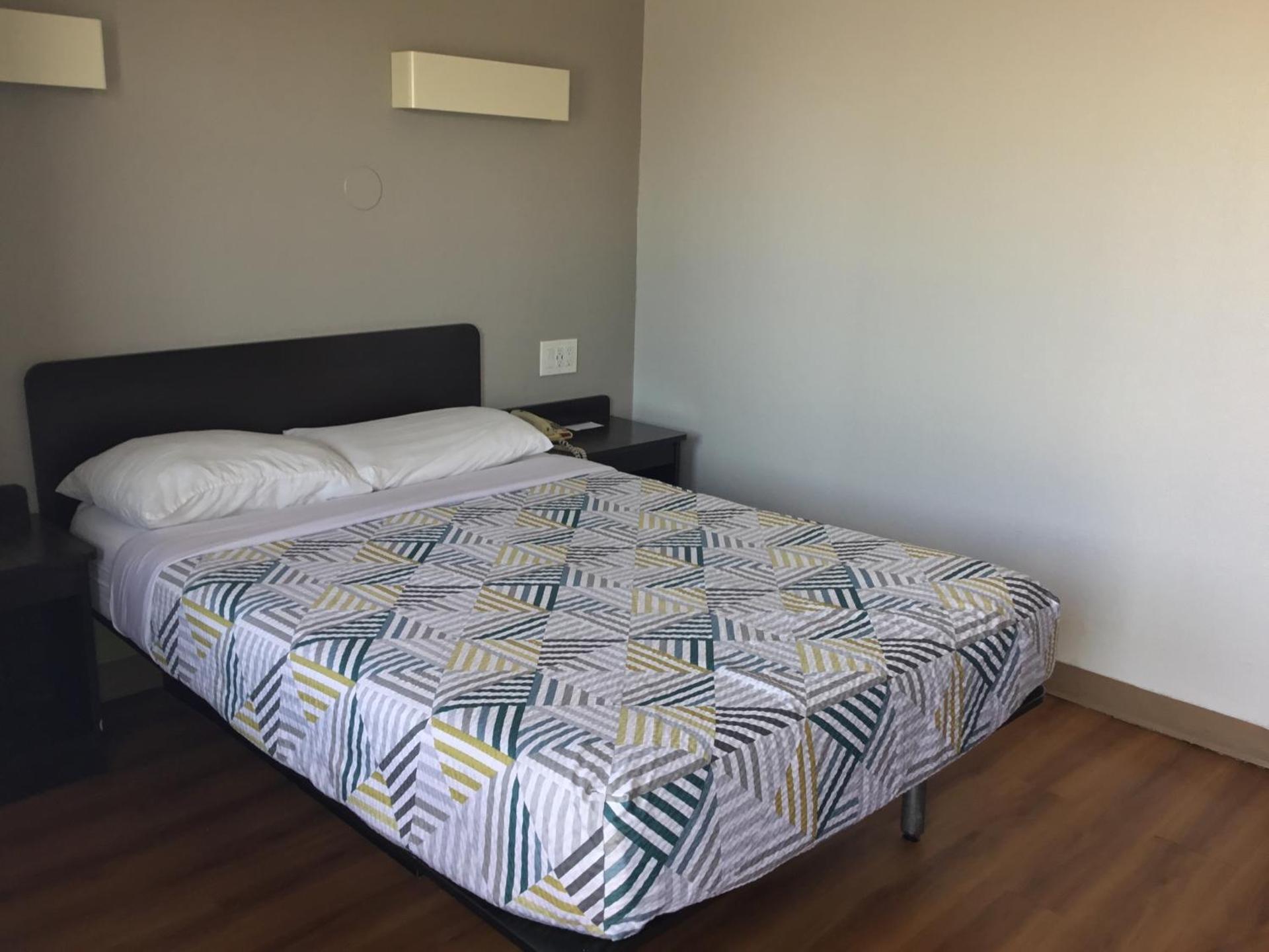 King Room with Roll-in Shower - Disability Access - Non-Smoking