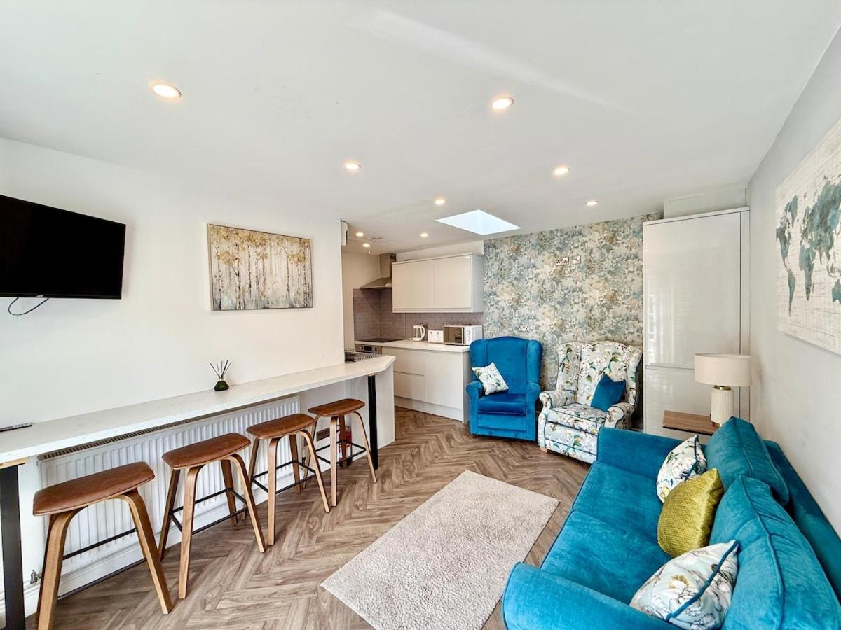 Charming 2 Bedroom Mews Cottage