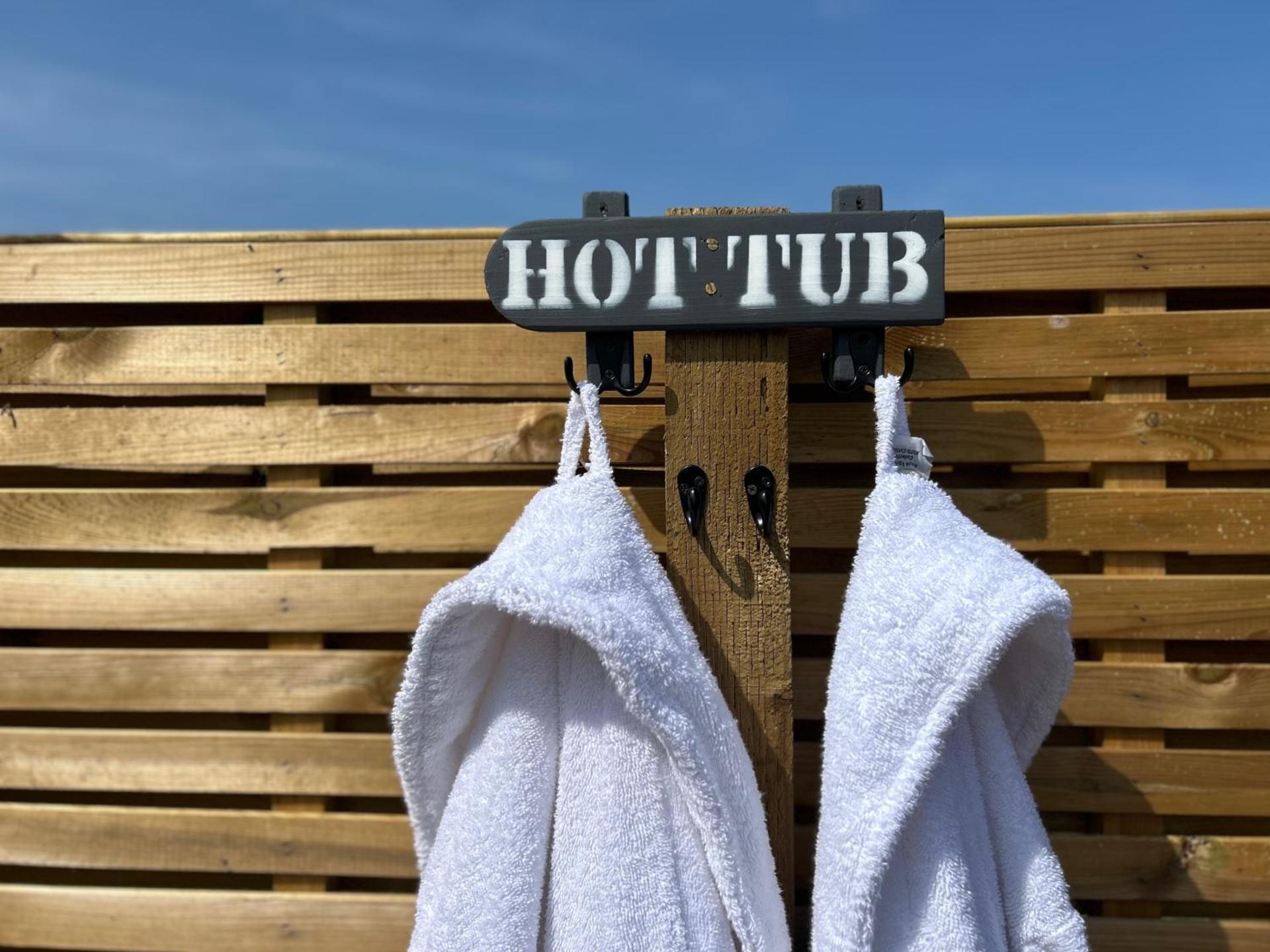 Cosy Devon Hut with Private Hot Tub