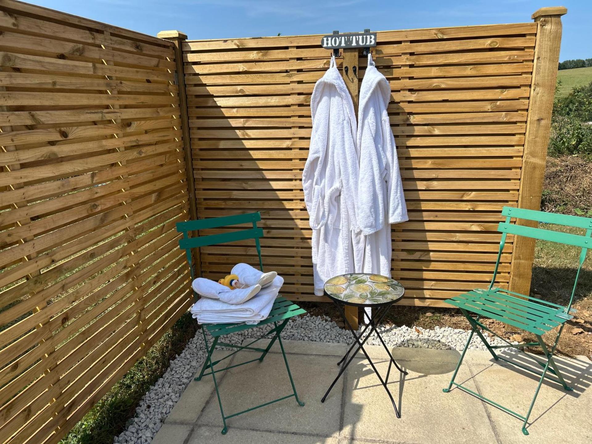 Cosy Devon Hut with Private Hot Tub