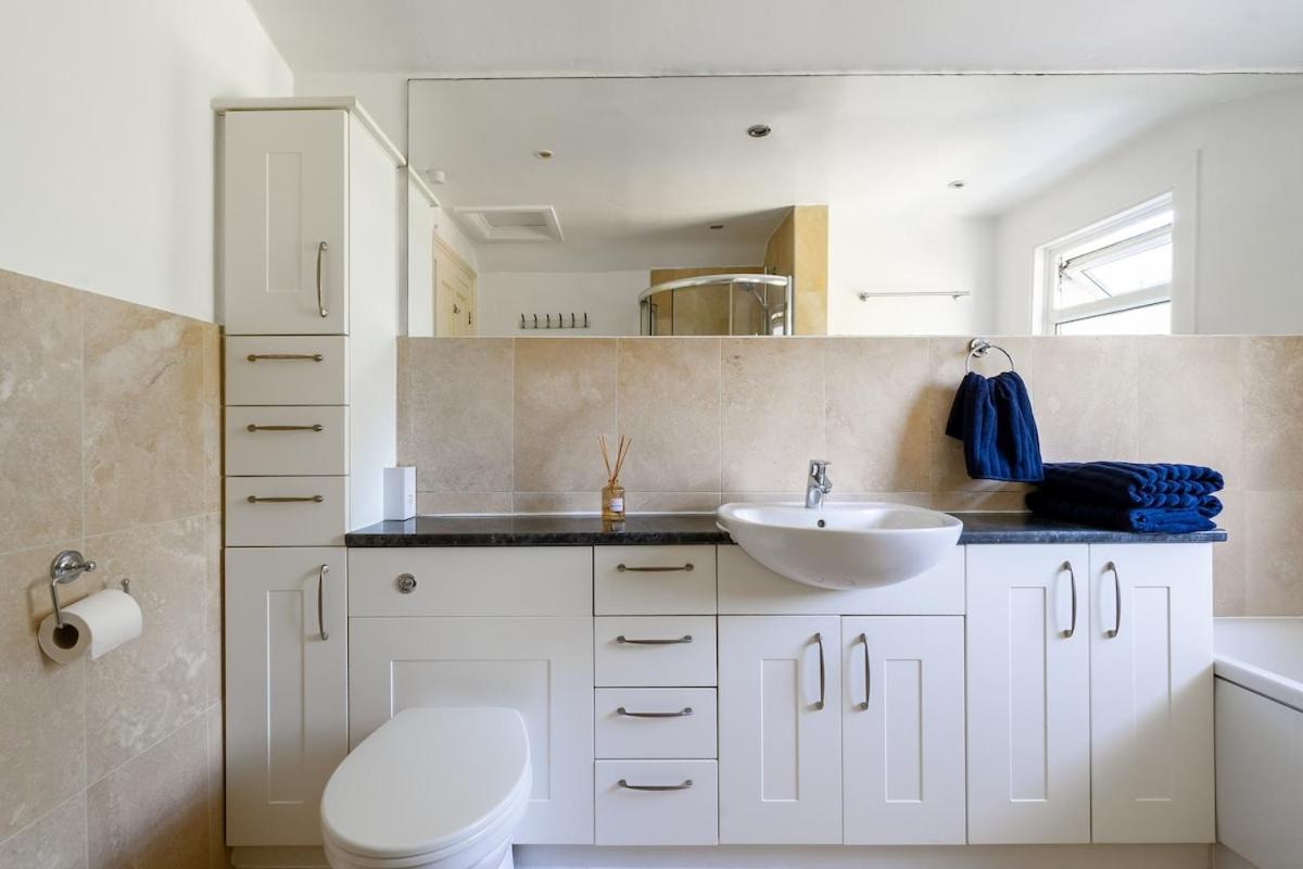 Charming 3BR Victorian House with Parking - 10 Mins to Kingston