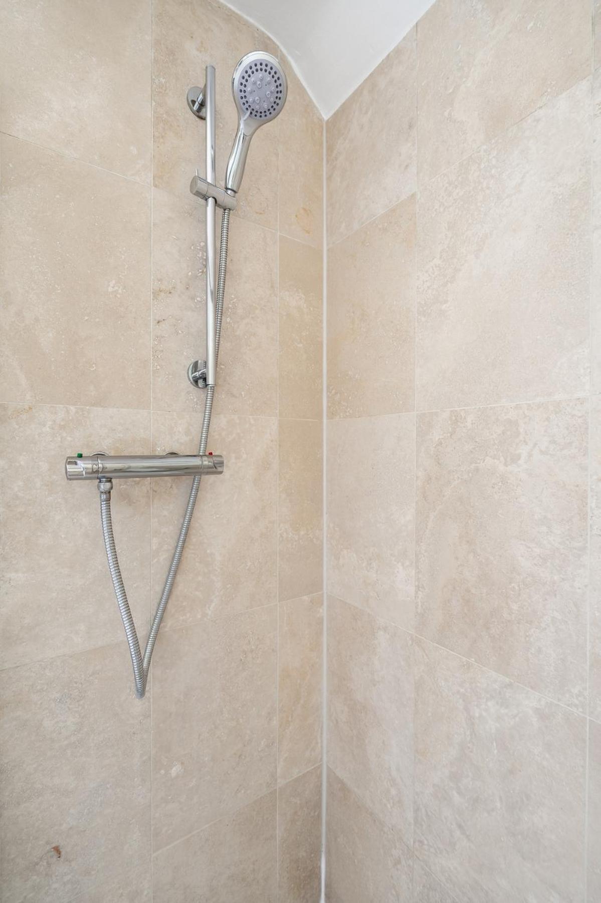 Charming 3BR Victorian House with Parking - 10 Mins to Kingston