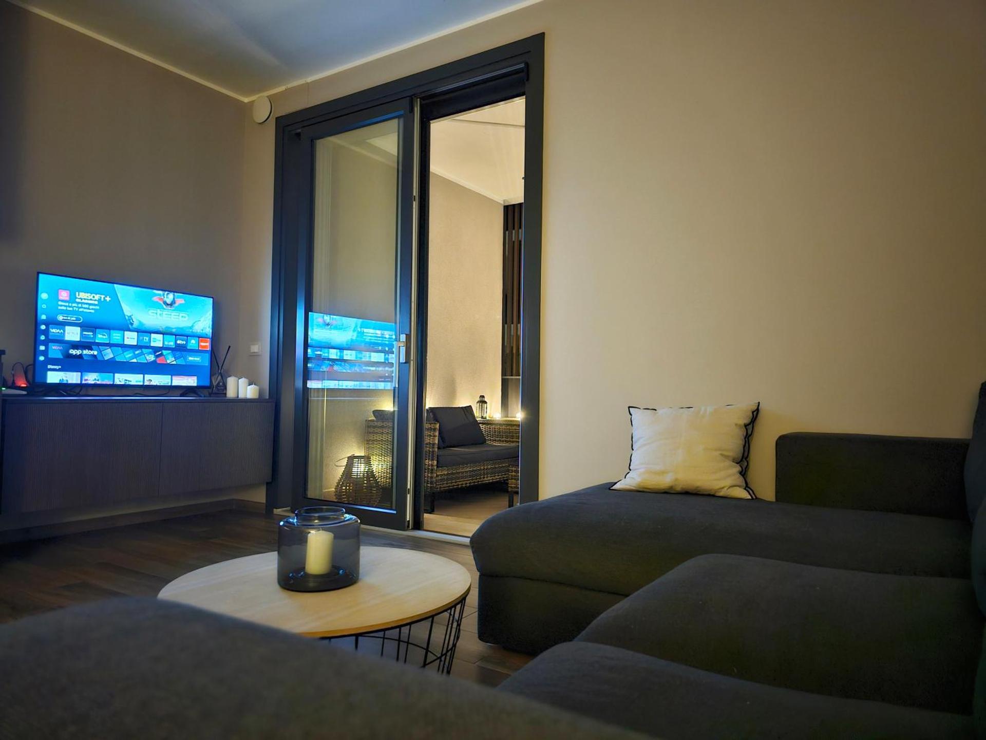 RIVERSIDE SUITE Airport