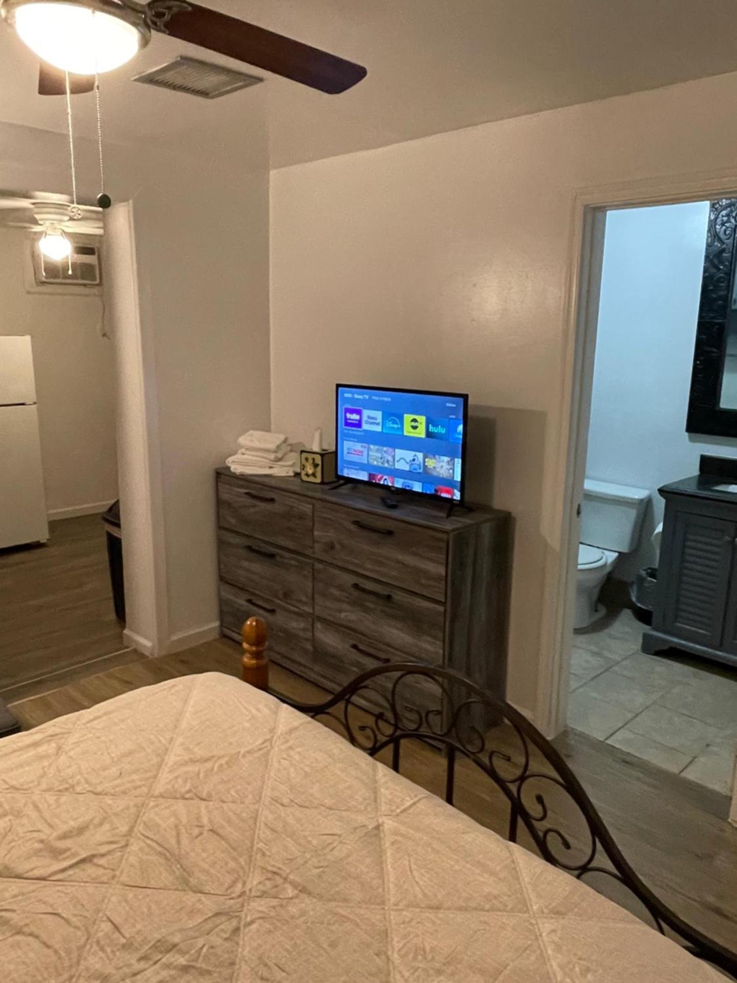 TAYLOR 1 BEDROOM SUITE FULL KITCHEN PRIVATE GATED YARD ARTS RooSEVELT ROW CONVENTION CENTER STADIUMS ASU airport DOWNTOWN PHOENIX