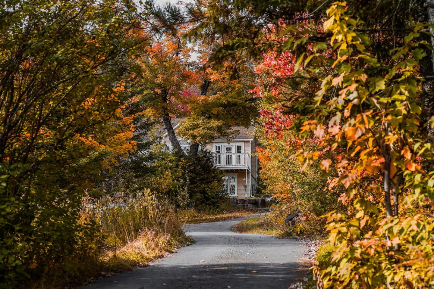 Renovated Chalet De l'Escapade Hot Tub - Ski - Snow Tubing- Lakeview - Pool table - More