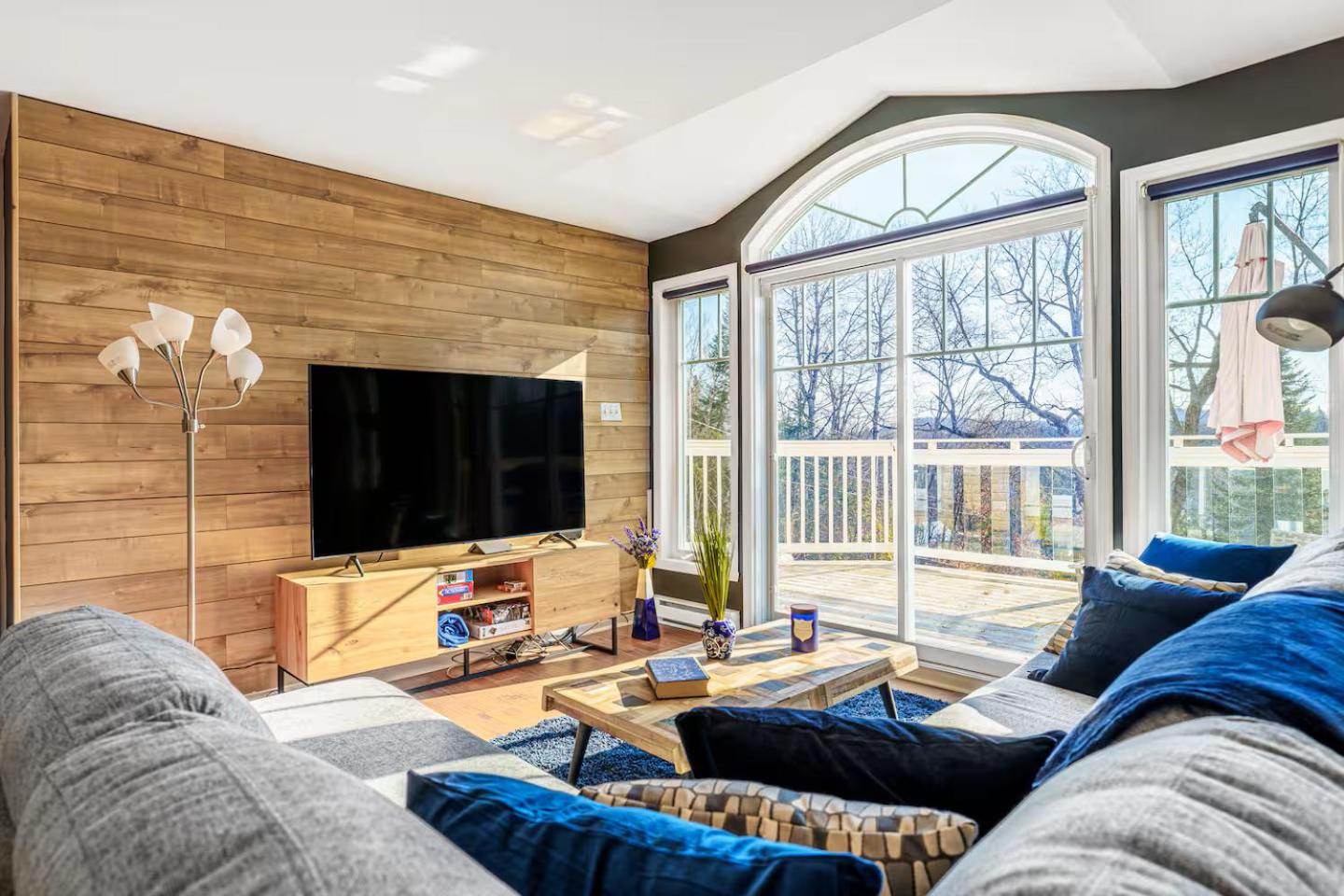 Renovated Chalet De l'Escapade Hot Tub - Ski - Snow Tubing- Lakeview - Pool table - More