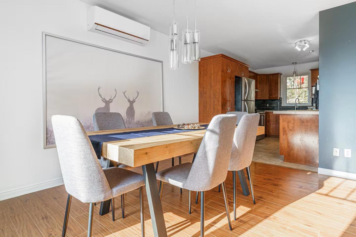 Renovated Chalet De l'Escapade Hot Tub - Ski - Snow Tubing- Lakeview - Pool table - More