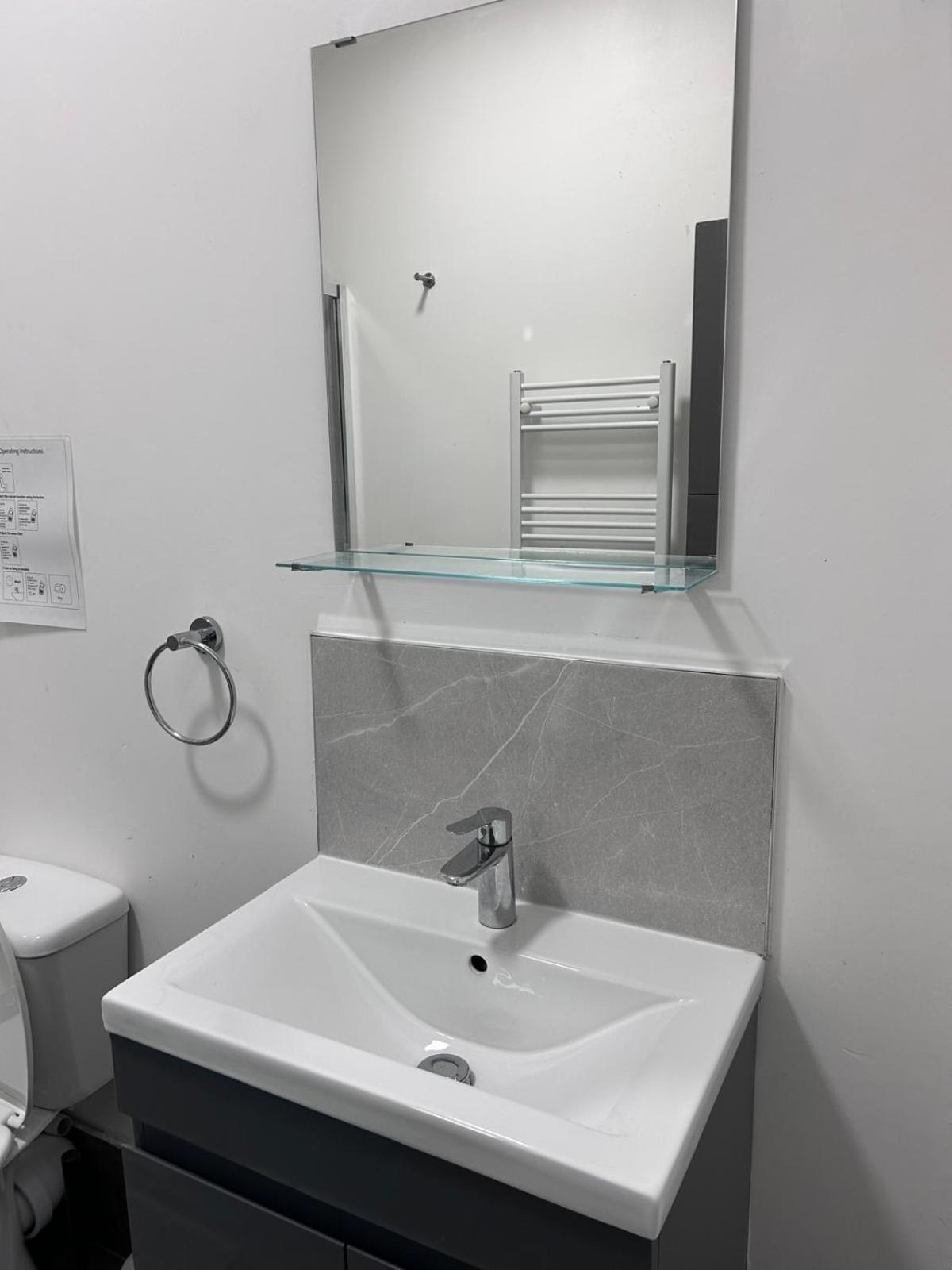 Triple room Private Bath Near LFC Free Street Parking No Breakfast