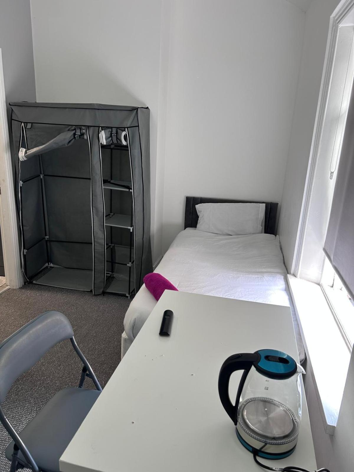 Triple room Private Bath Near LFC Free Street Parking No Breakfast