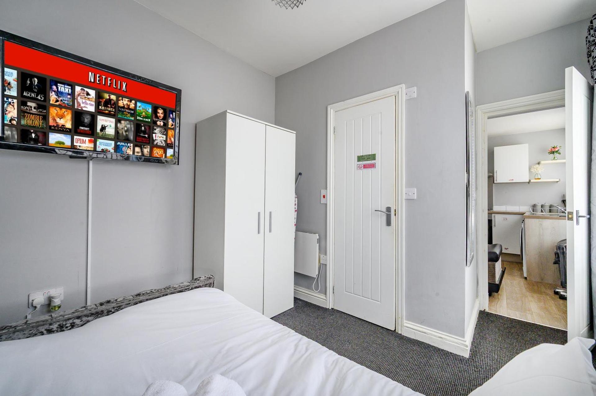 * Well equipped apartment for a relaxing cosy and luxurious fun stay + Free Parking + Free Fast WiFi *