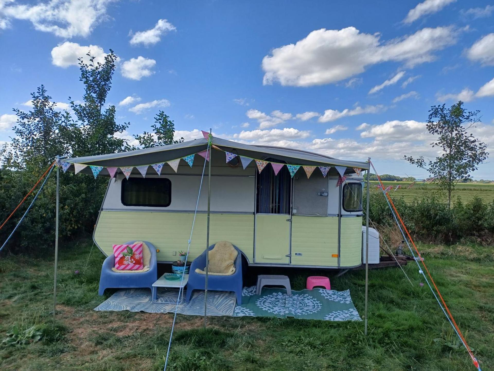 Kleurrijke retro contructam caravan vlakbij het Sneekermeer