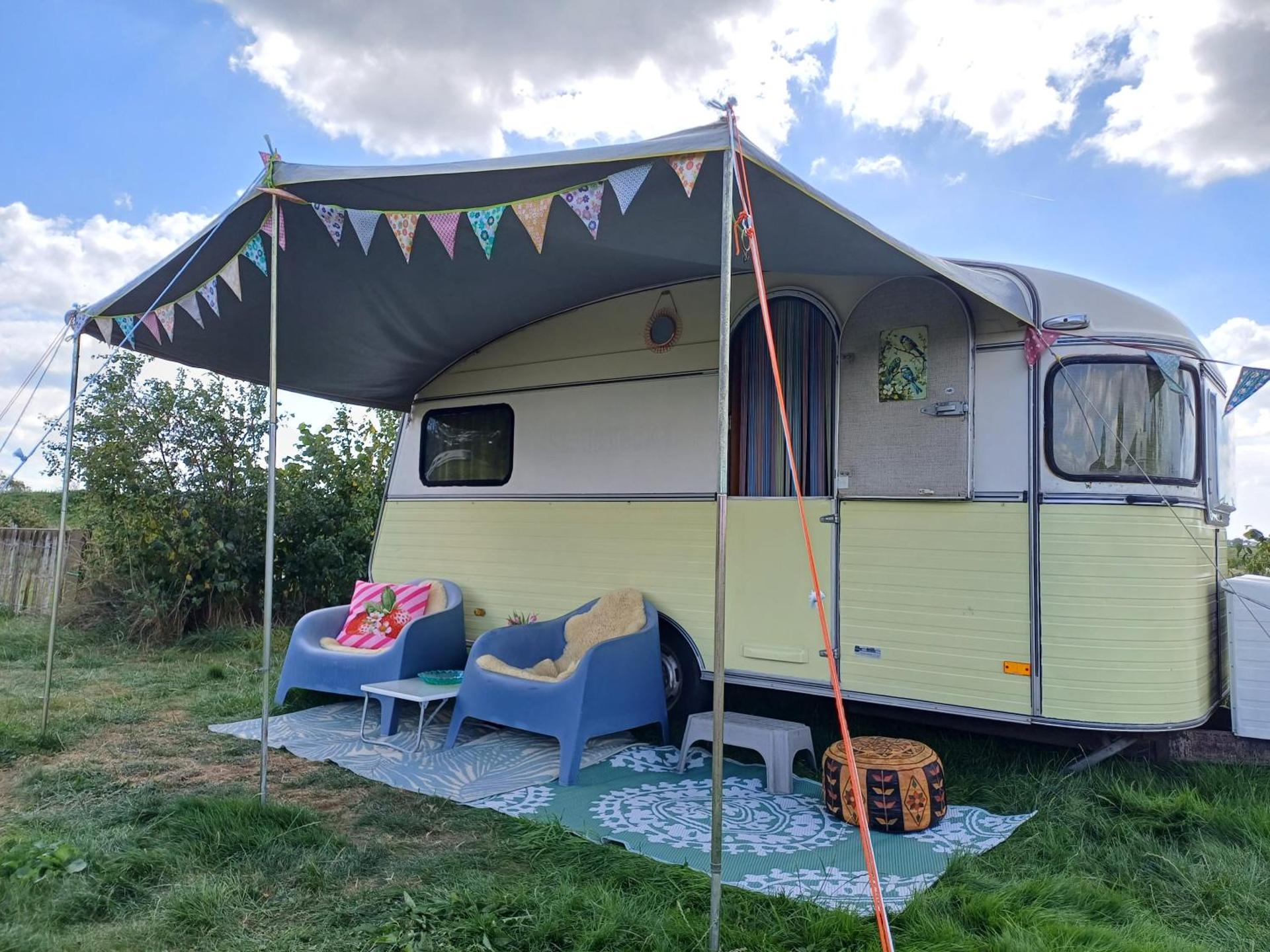 Kleurrijke retro contructam caravan vlakbij het Sneekermeer