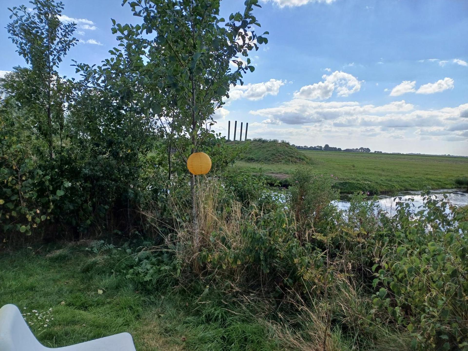 Kleurrijke retro contructam caravan vlakbij het Sneekermeer