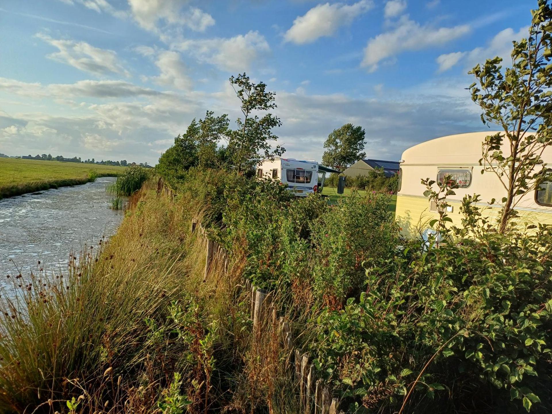 Kleurrijke retro contructam caravan vlakbij het Sneekermeer