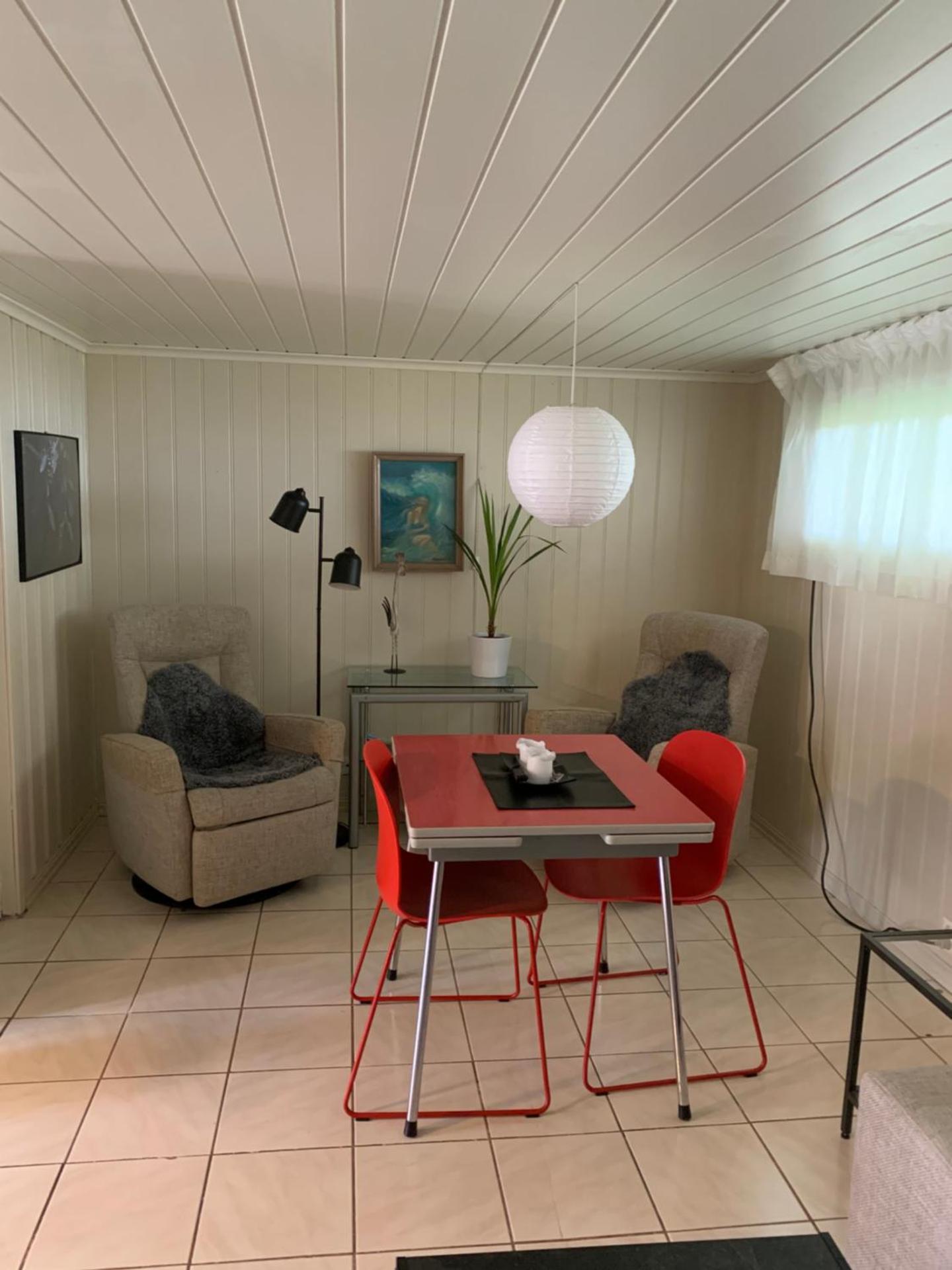 Sentrumsnær kjellerleilighet, nær sykehus og høgskole, parkering