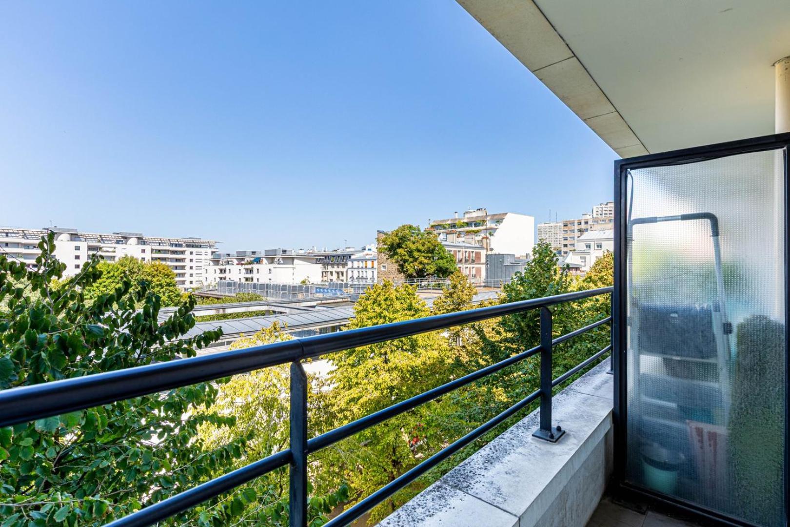 GuestReady - Sunny apartment with balcony views