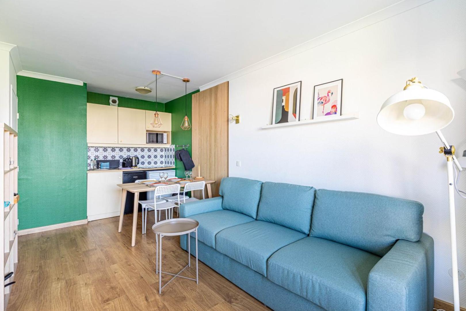 GuestReady - Sunny apartment with balcony views