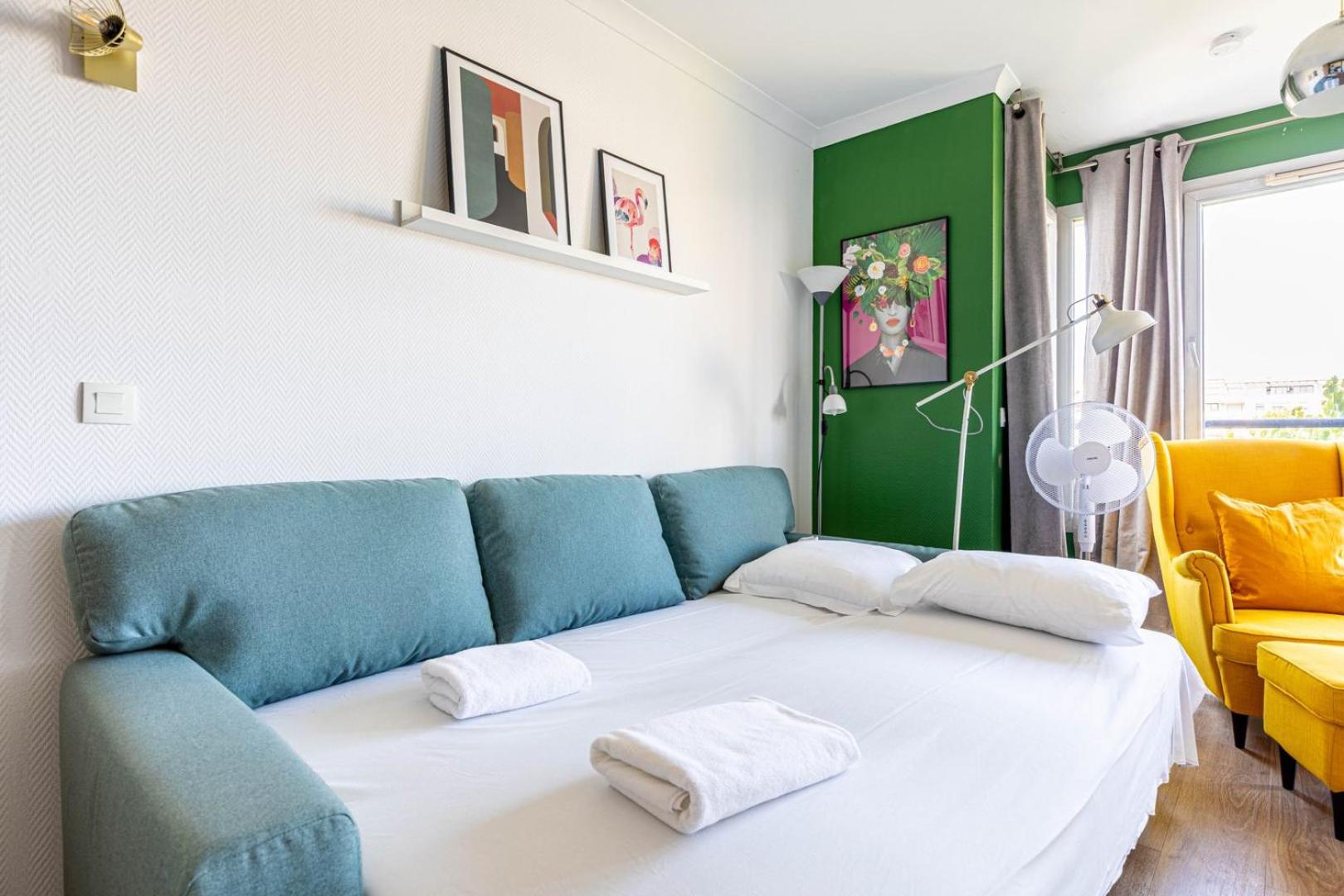 GuestReady - Sunny apartment with balcony views