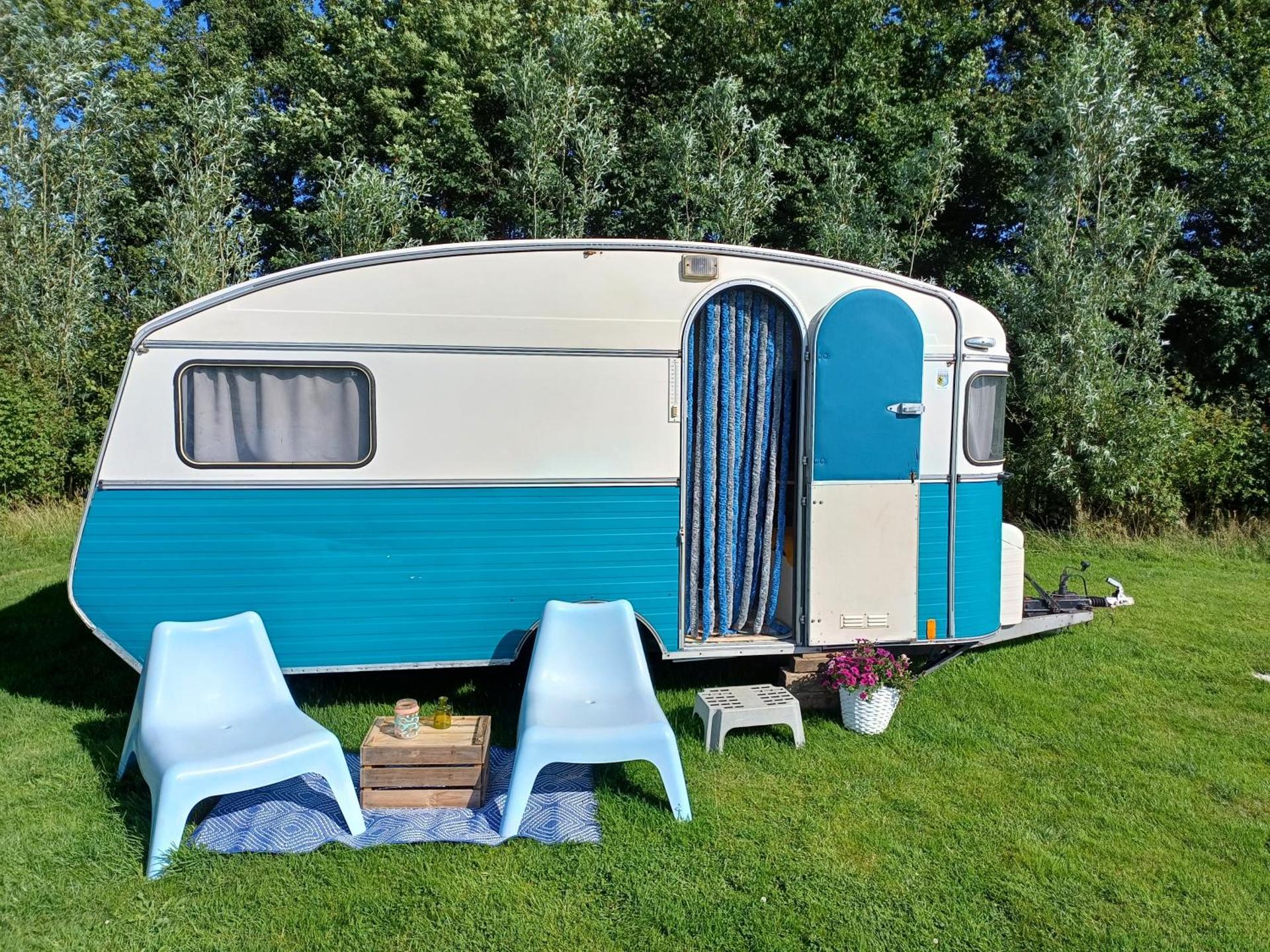 Kleurrijke retro contructam caravan vlakbij het Sneekermeer