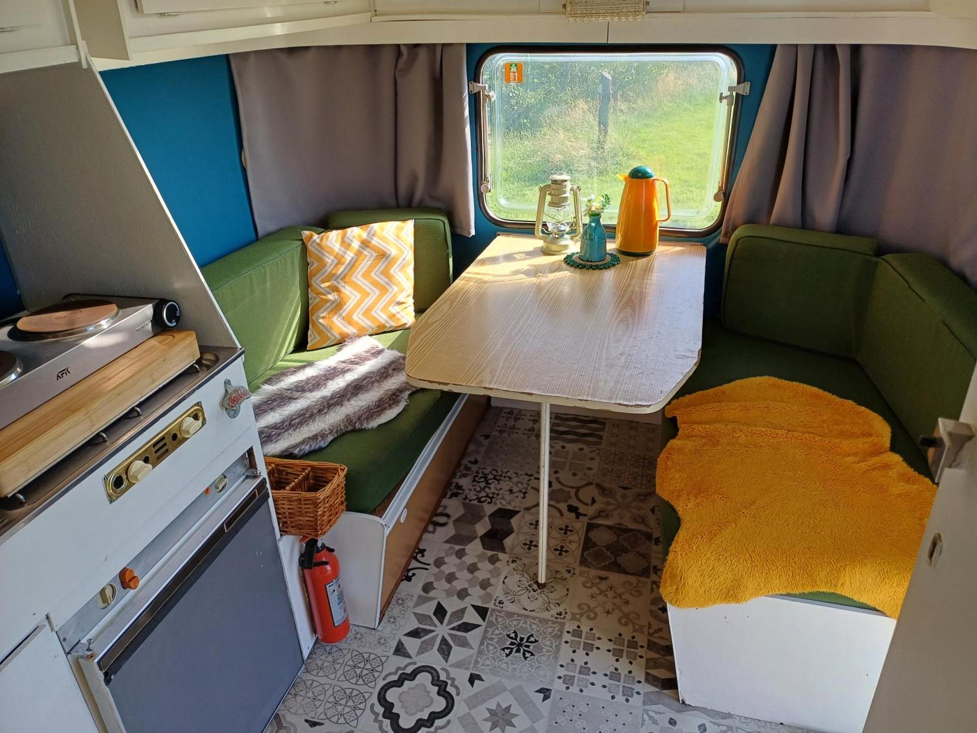 Kleurrijke retro contructam caravan vlakbij het Sneekermeer