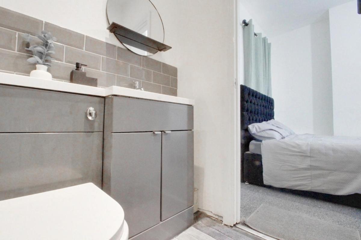 1 bedroom flat, next to Train ST