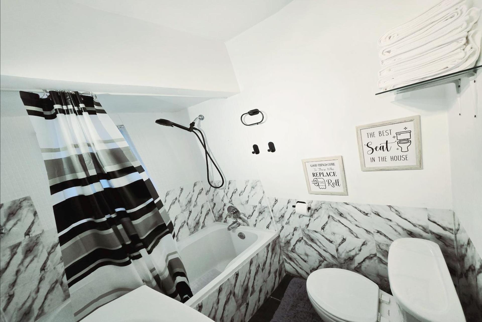 Private 2 BR Cozy Home Private Parking Free Sparkling and Goodies! 4 mins from Metrotown