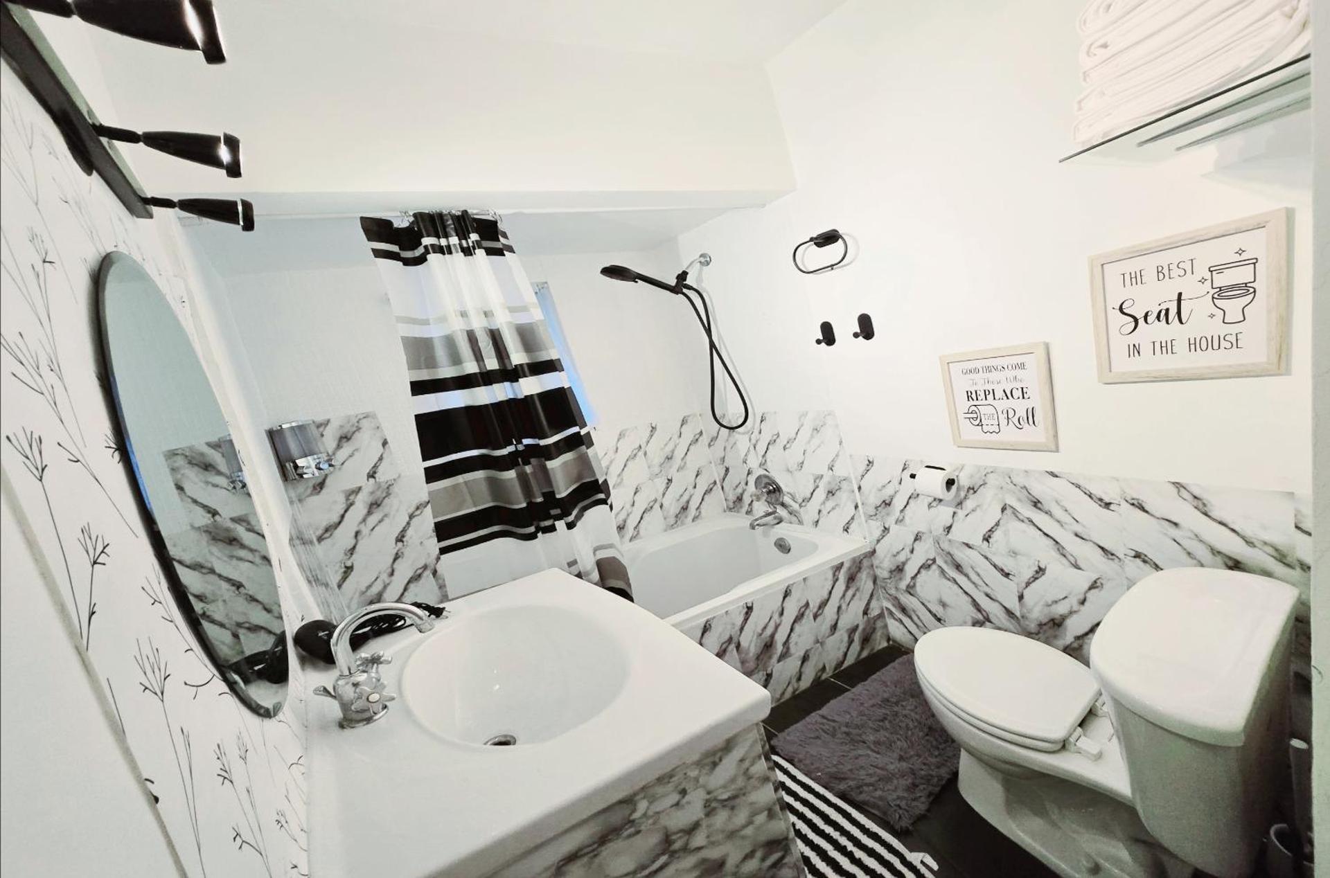 Private 2 BR Cozy Home Private Parking Free Sparkling and Goodies! 4 mins from Metrotown