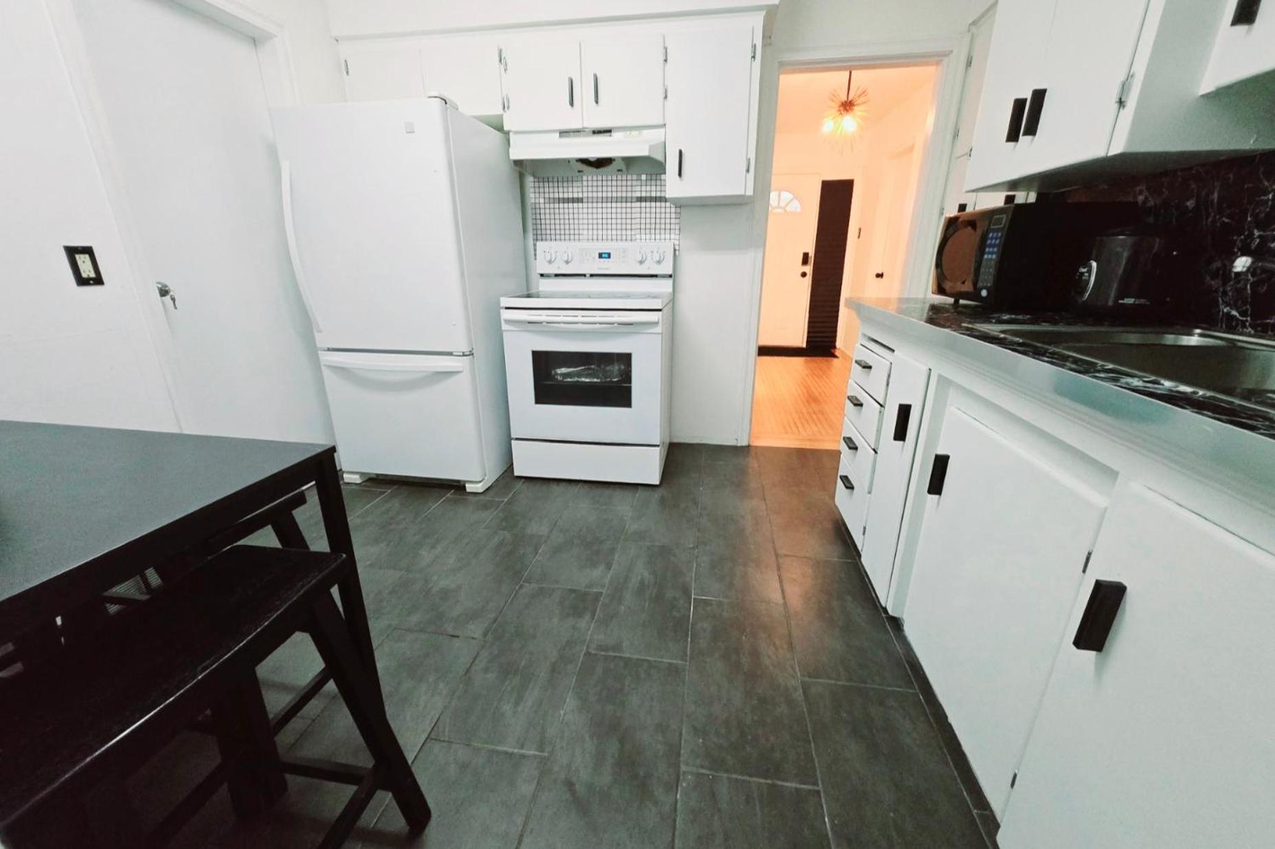 Private 2 BR Cozy Home Private Parking Free Sparkling and Goodies! 4 mins from Metrotown