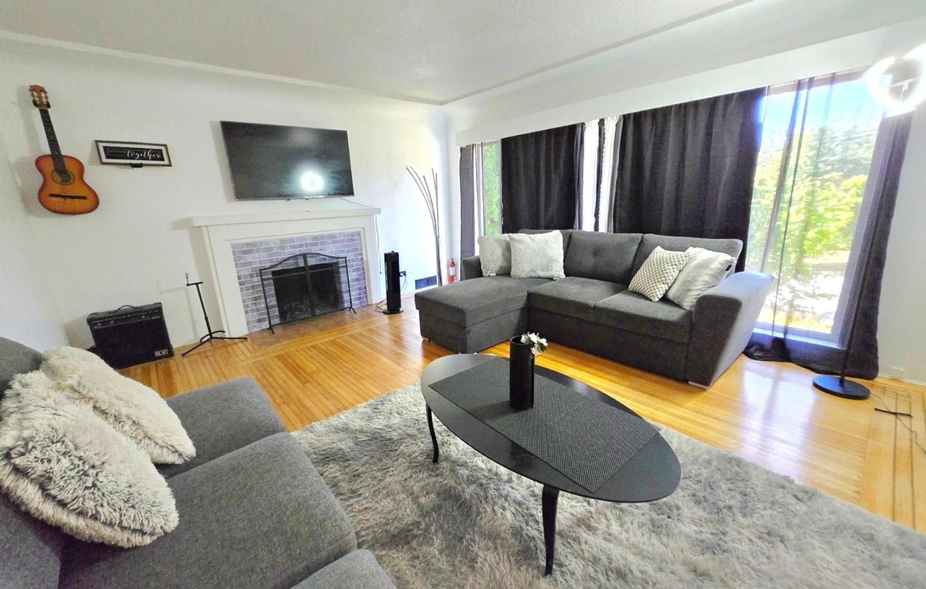 Private 2 BR Cozy Home Private Parking Free Sparkling and Goodies! 4 mins from Metrotown