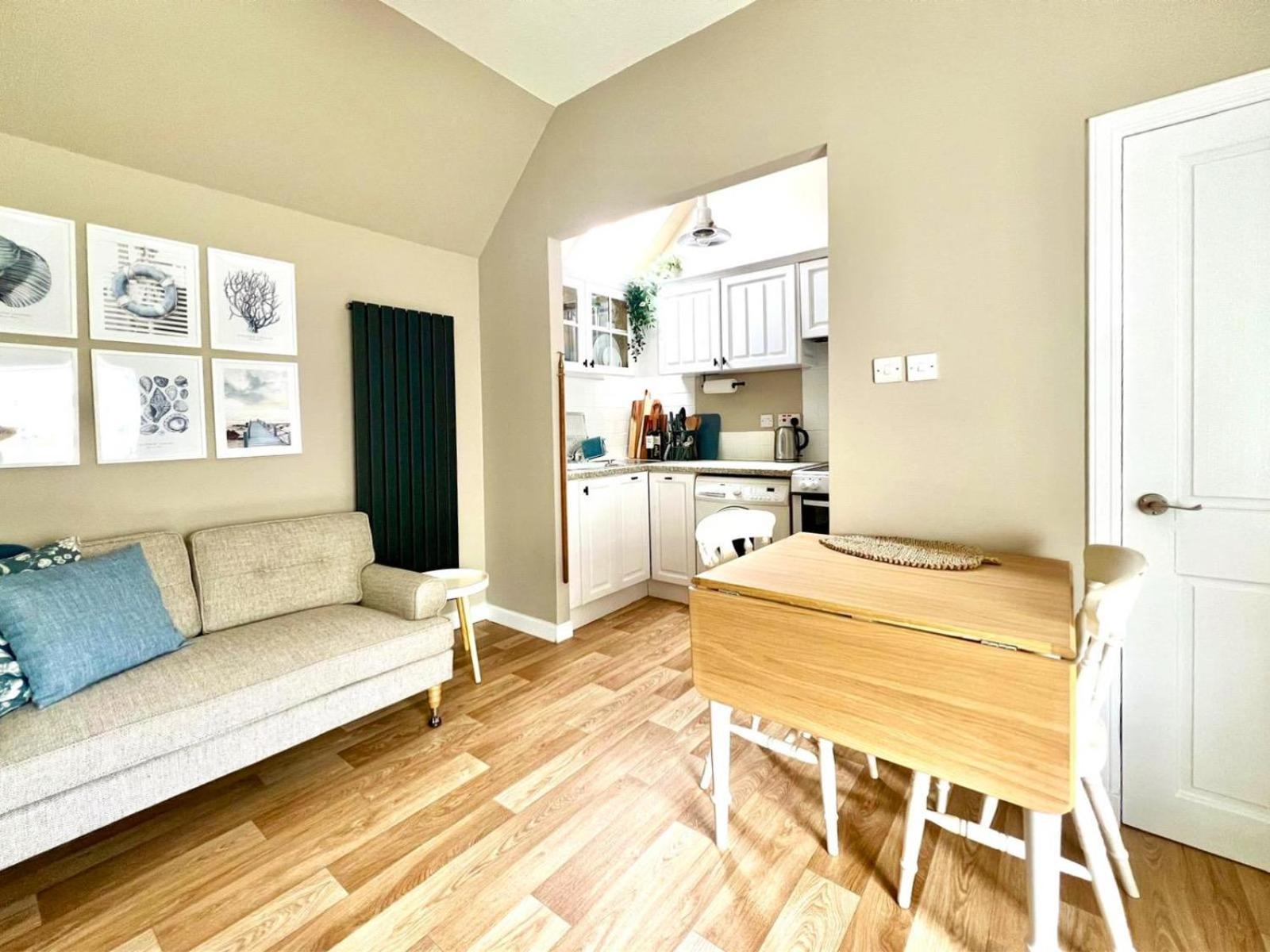 Seatown Cottage - Stone's throw from beach