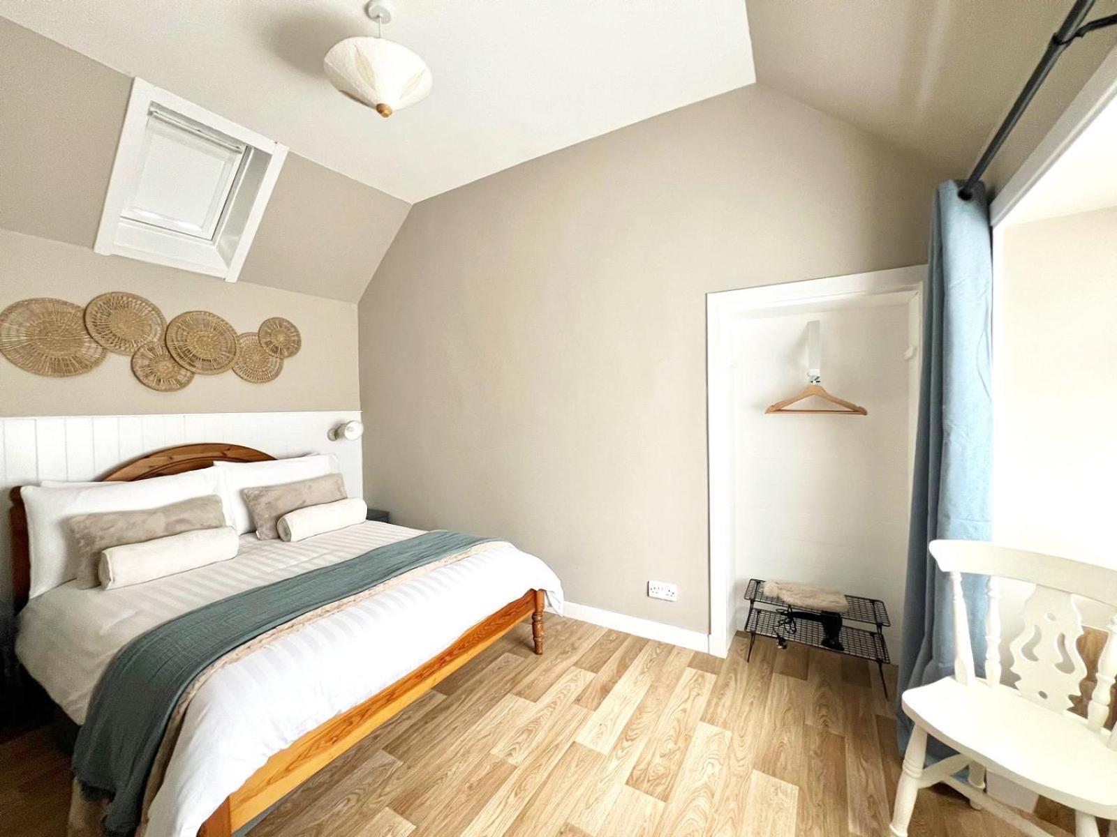 Seatown Cottage - Stone's throw from beach