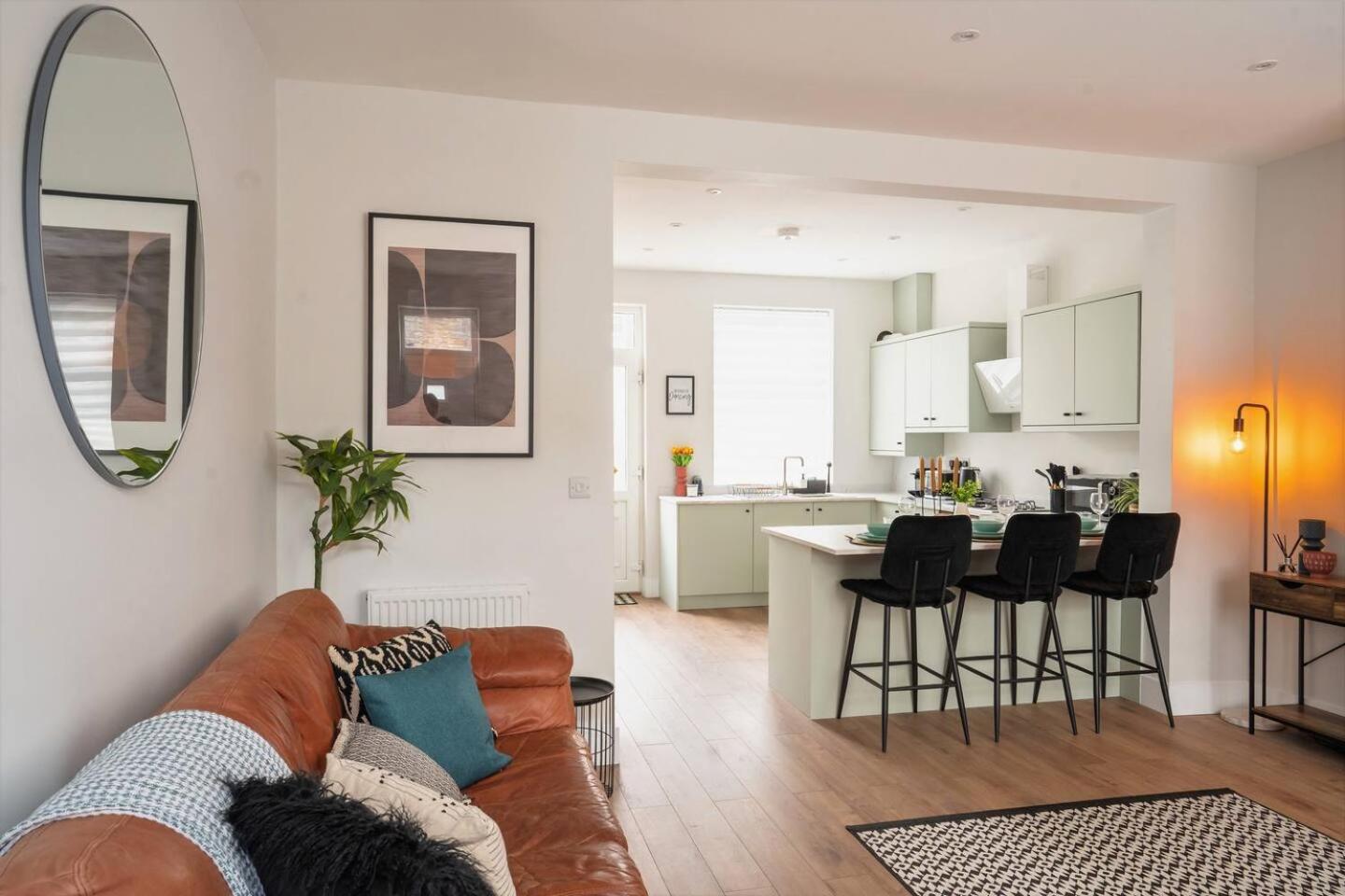 Sawley Cottage Above Rubies Canal, Cafes, Bars!