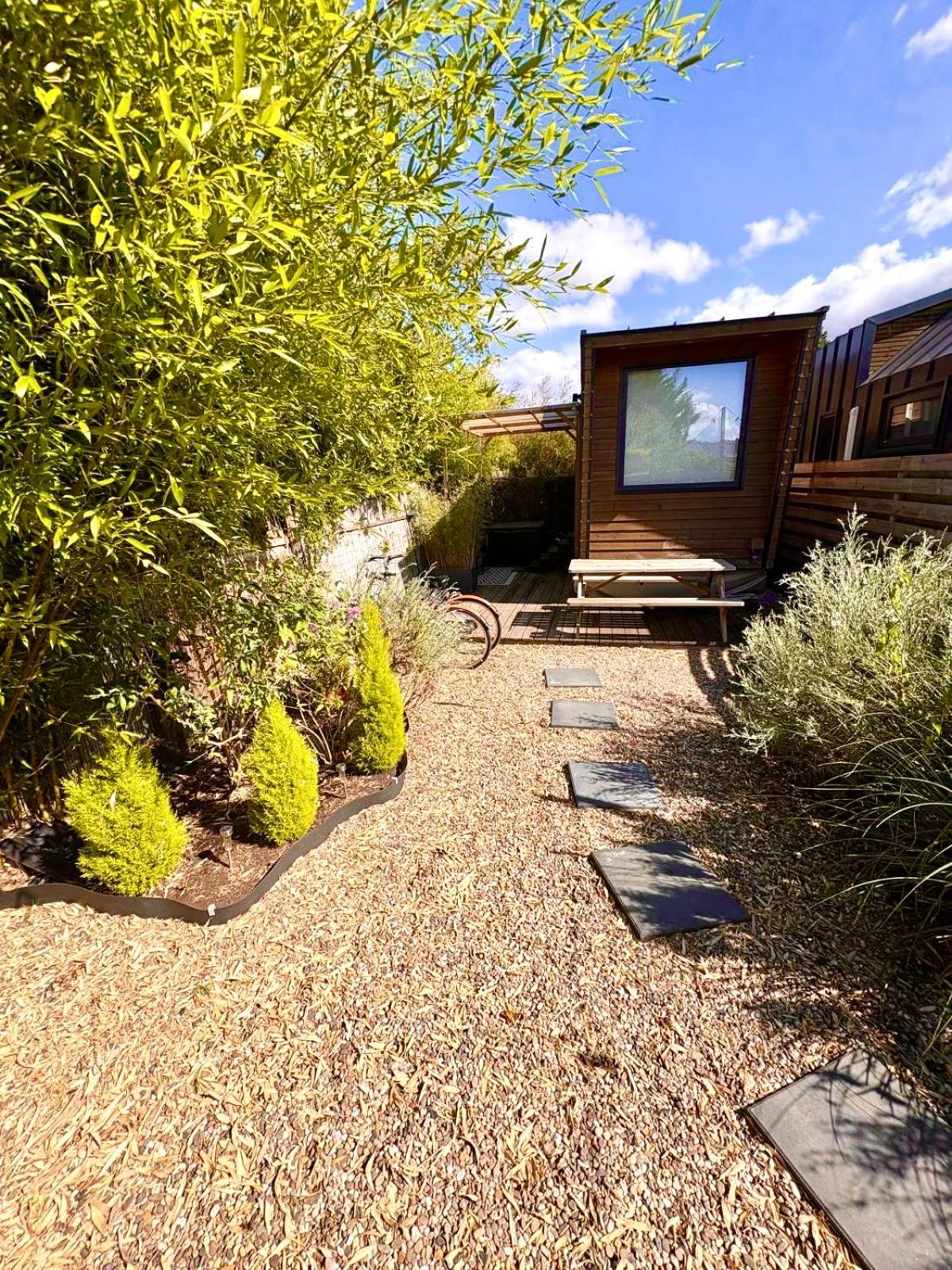 Cozy tiny house with jacuzzi , garden and free parking near Amsterdam