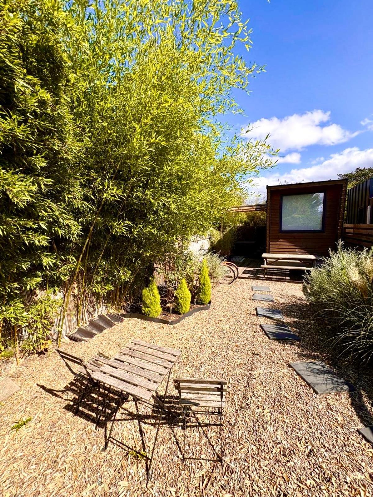 Cozy tiny house with jacuzzi , garden and free parking near Amsterdam