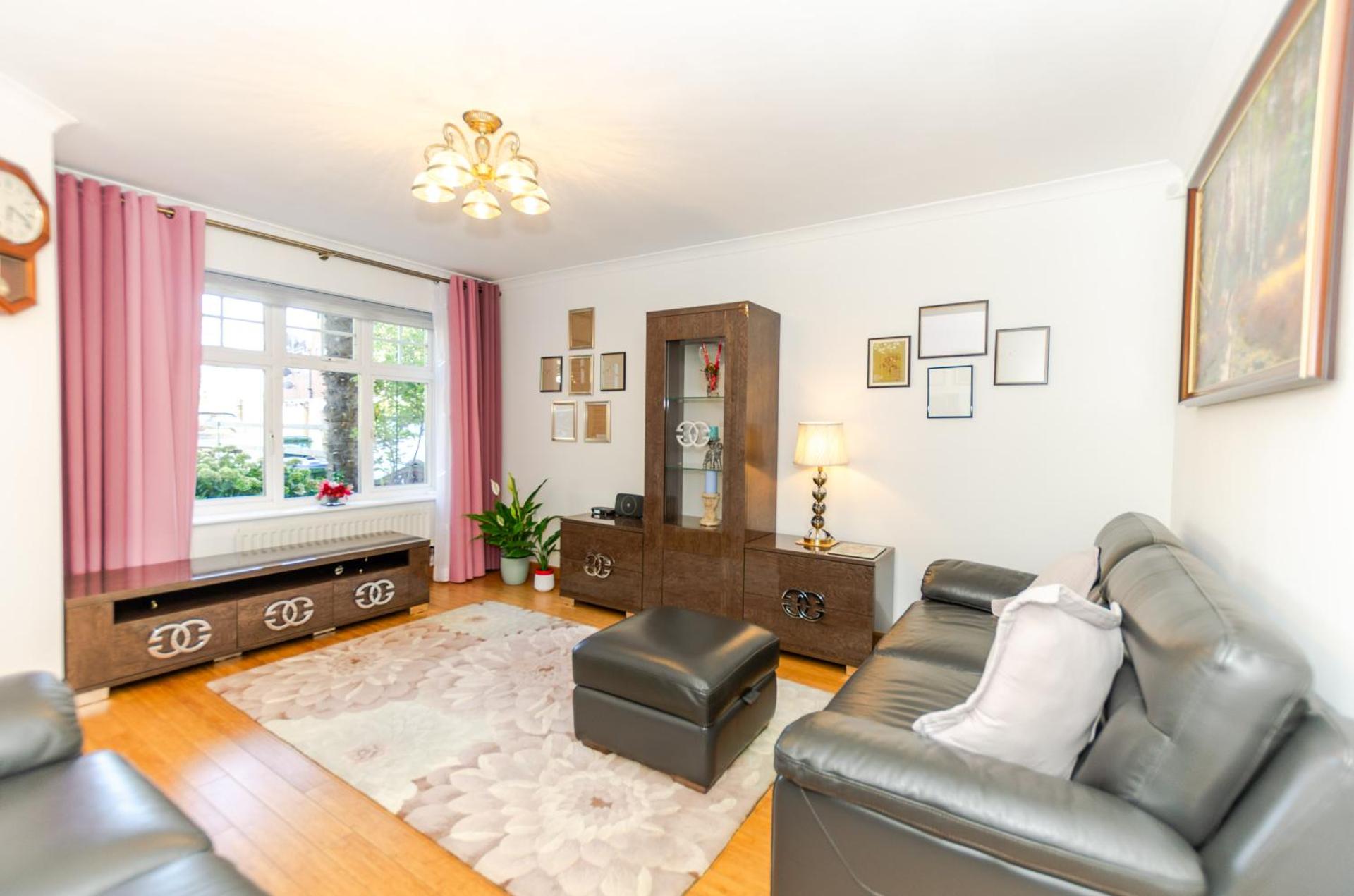 A Riverside Paradise in The City w Garden and Free Parking - A 2 Bed Home in London Sleeps 4!