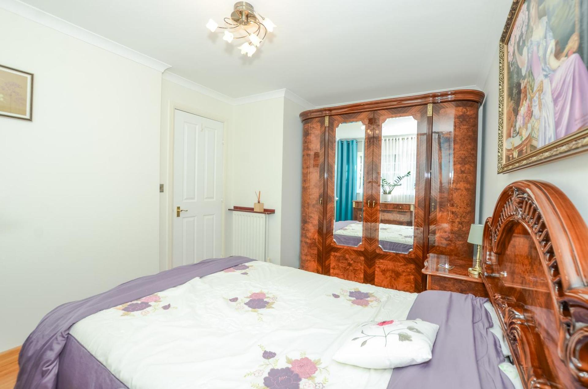 A Riverside Paradise in The City w Garden and Free Parking - A 2 Bed Home in London Sleeps 4!