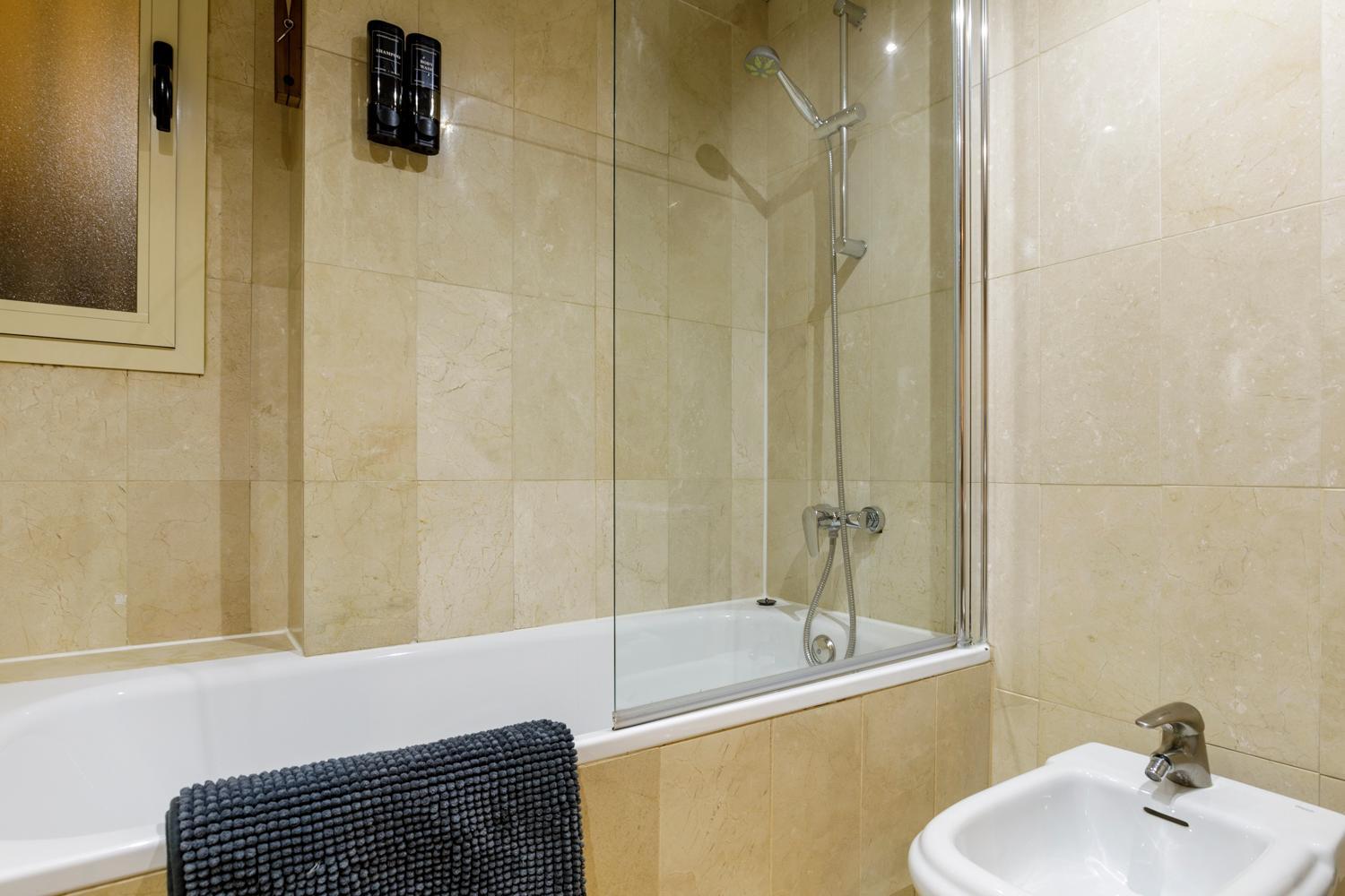 Alfonso Suites - 1 plaza de parking gratuita en los apartamentos de 4 y 7 huéspedes