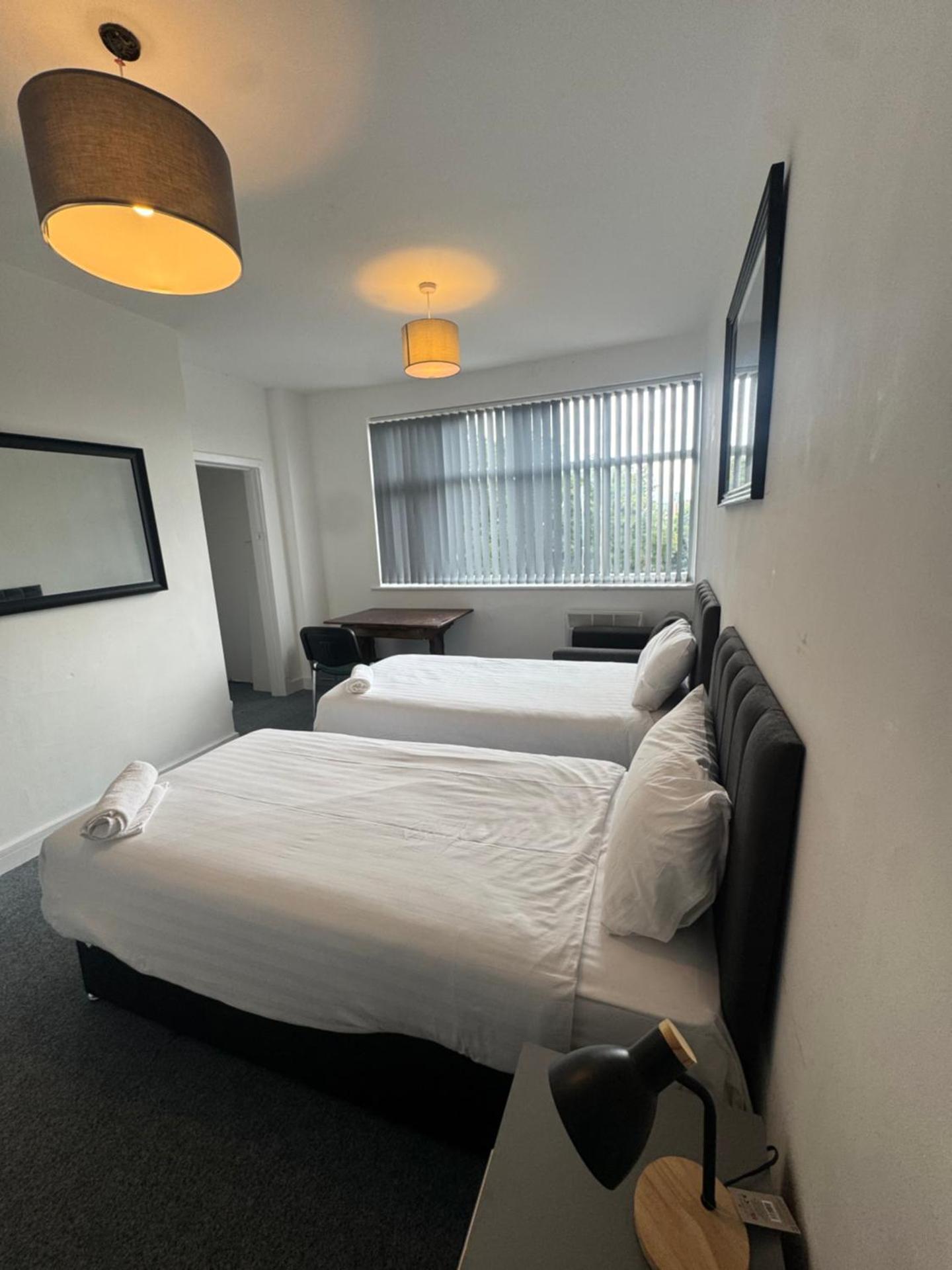 The Bake Apartment - 5 bedroom Large Apartment sleeps up to 16 person