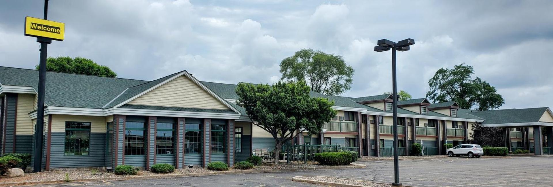 River Hill Inn & Suites