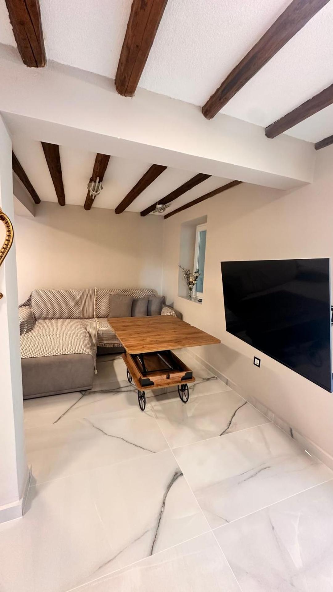 Steven Eleonas apartments