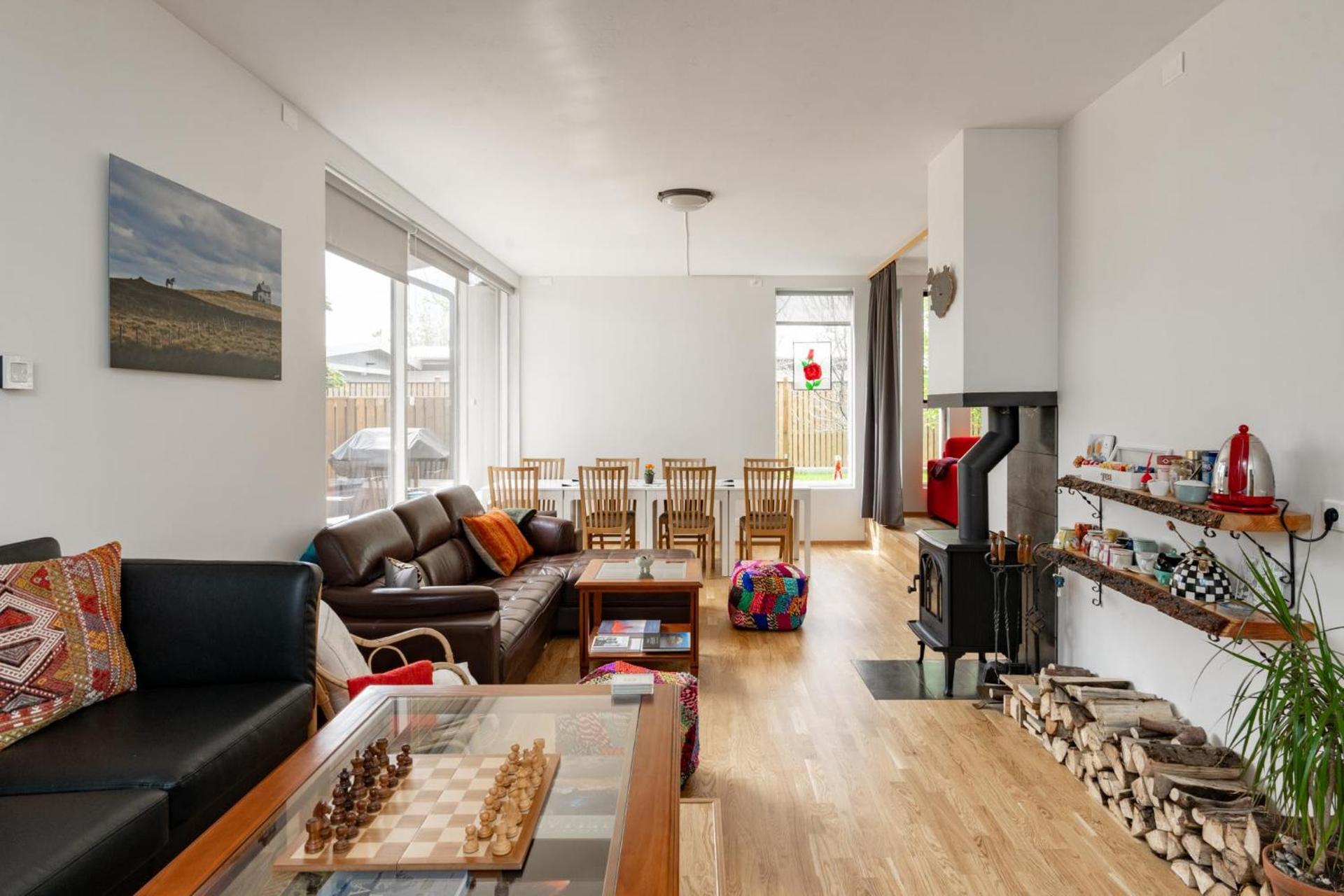 Túnfífill Guesthouse - Deluxe villa - free hot tub and sauna, cozy and quiet