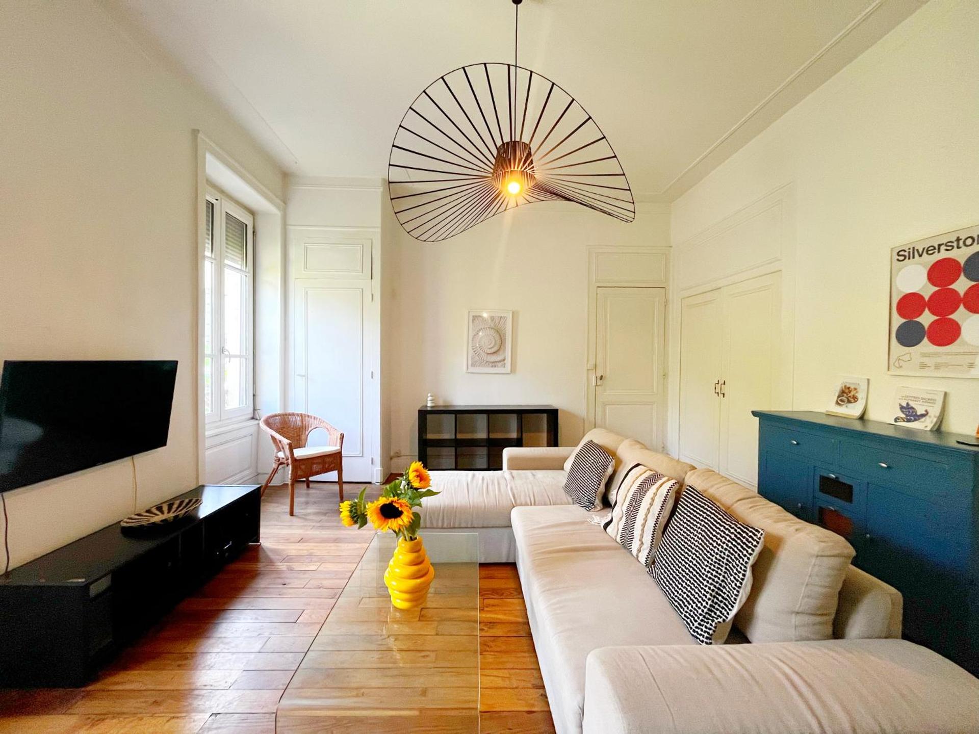 Le Valmy - appartement 6 personnes - check in h24 wifi