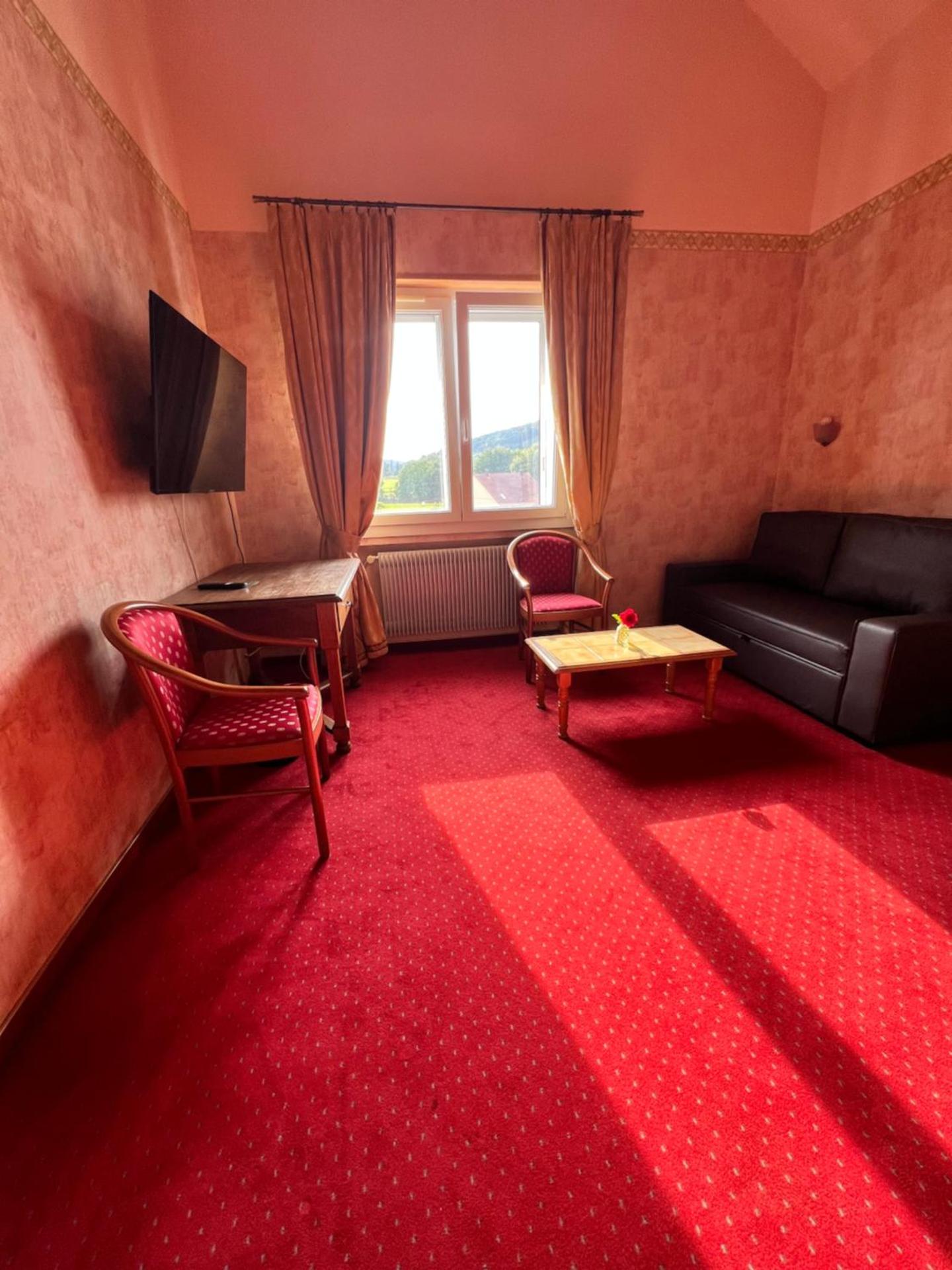 Communal lounge/ TV room